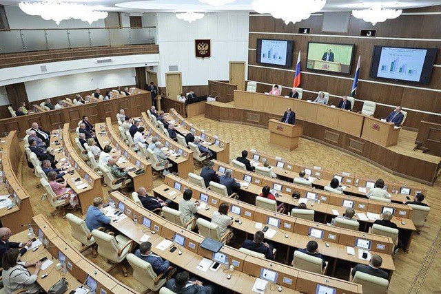 В Законодательном Собрании Свердловской области провели очередное заседание Совета представительных органов муниципальных образований  Председатели, депутаты и представители местных дум во главе с Людмилой Бабушкиной рассмотрели актуальные вопросы, касающиеся жизни уральцев.  – Каждый раз мы формируем повестку, запрашиваем у муниципалитетов те вопросы, которые их волнуют. Мы приглашаем Избирательную комиссию, приглашаем Министерство ведомства, Федеральные структуры. Мы раньше проводили, у нас так в положении записано, 2 раза в год Совет представительных органов. Но я посчитала, что этого недостаточно и сейчас мы проводим 2 заседания в 3 месяца. Это уже системная работа, – сказала председатель Законодательного собрания Свердловской области Людмила Бабушкина.   На заседании рассмотрели 7 вопросов, в числе которых: предстоящие выборы, исполнение местных бюджетов за прошлый год, детская оздоровительная кампания. В заседании принял участие глава Свердловской области Денис Паслер.  Людмила Бабушкина заострила внимание на реализации проекта «Вызов», стратегической программы «Дети в семье». О его реализации на Среднем Урале рассказала замминистра социальной политики Ольга Ударцева. Благодаря работе депутатского корпуса, в регионе существует ряд действенных мер поддержки семей с детьми.  В начале этого года были внесены изменения в областной закон «О защите прав ребёнка», предусматривающие установление допвыплат. Кроме того, создано 59 межведомственных консилиумов, чья задача – оценка причин кризисных ситуаций и сопровождение семей. Уже удалось сохранить для почти 1,5 тысяч детей возможность воспитываться в семьях.  Сейчас на базе учреждений социального обслуживания действует сеть отделений, где родители могут получить необходимую социальную, материальную, юридическую поддержку, в том числе по восстановлению в родительских правах. Участие в заседании приняла и Председатель первоуральской городской Думы Галина Селькова.  – Один из вопросов – это детский оздоровительный отдых, ну и, конечно, наверное, самое важное, это реализация программы «Вызов», проект «Дети в семье». Цель этой программы – уменьшить количество детей, находящихся в госучреждениях. Эта программа реализуется в 14-ти регионах, в том числе в Свердловской области. Это пилотный проект, – председатель первоуральской городской Думы Галина Селькова.