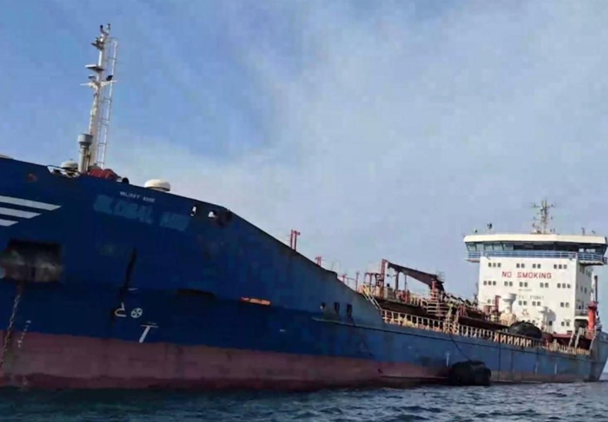 Власти Ирана проинформировали о задержании очередного иностранного танкера в Оманском заливе с грузом 6 тыс тонн контрабандного дизельного топлива По словам главного судьи Хормозгана Моджтабы Кахремани в ходе проверок были выявлены многочисленные нарушения морских правил и недостатки в юридической документации касающейся груза танкера что привело к предъявлению обвинений в перевозке шести миллионов литров контрабандного топлива 18 подозреваемых включая капитана танкера и членов экипажа были помещены под надзор