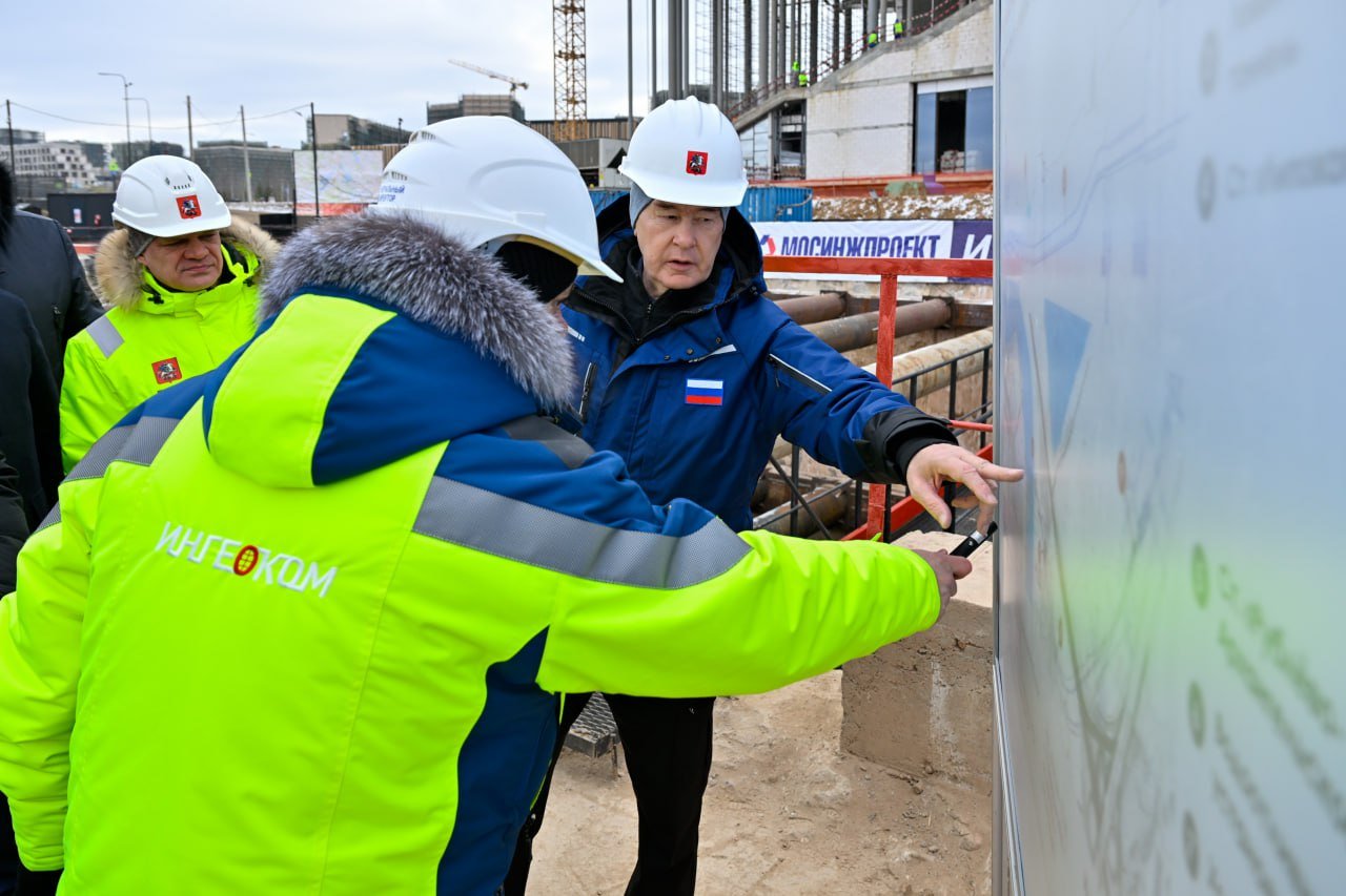 Стартовала проходка тоннеля на новой линии метро между станциями "Рублёво-Архангельское" и "Липовая Роща"      Отрезок длиной 2,4 км щит должен преодолеть за 15 месяцев. Перед строителями стоит сложная инженерная задача — пройти под ложем Москвы-реки.   Второй щит на линии работает между станциями "Бульвар Генерала Карбышева" и "Серебряный Бор". На данный момент проложена уже треть тоннелей будущей Рублёво-Архангельской ветки.     Линия свяжет два деловых квартала — "Москва-Сити" и деловой кластер "СберСити" в Рублёво-Архангельском. Это развивающийся микрорайон площадью больше 460 гектаров.    Кроме строительства метро, запланирована реконструкция отрезка Рублёвского шоссе с новым мостом через Москву-реку. Организуем также маршрутную сеть наземного транспорта, которая свяжет "СберСити", Строгино, Кунцево, Покровское-Стрешнево и Истру.