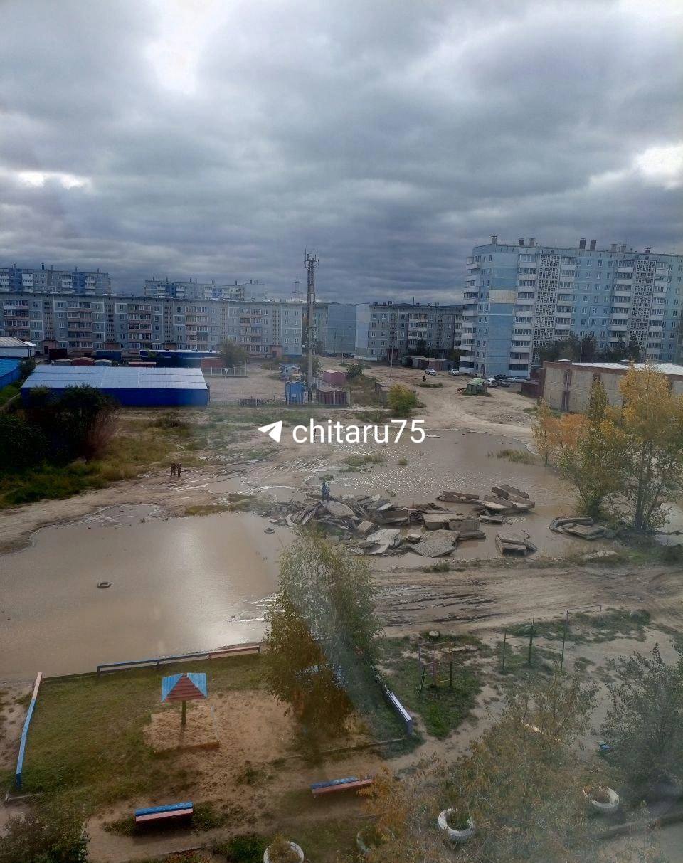Должны ребятишки там расшибиться Жители дома 34 в 6 м мкр на КСК пожаловались что в прошлом году рядом с домом меняли трубы а теперь завалы из кусков бетонных плит валяются посередине двора где регулярно играют дети В городской администрации сказали что придомовая территория это зона ответственности управляющей компании В УК Гарант обслуживающей дом сообщили что во дворе работала ТГК 14 Это идет с прошлого года Там меняли трубы наружных тепловых сетей зарыли успели сделать до холодов Трубы не завели до домов но зарыли Зима прошла грунт осел когда весной оттаяло всё это провалилось И получается старые лотки они вскрывали новые ставили и вот эти железобетонные изделия от лотков оставили посередине двора сложили Наша зона ответственности там по детскую площадку а это получается рядом с проезжей частью По данным УК вопросы по этому и другим дворам где также провалился грунт и появились ямы на планерке в администрации задавали но подвижек пока никаких не произошло В ТГК 14 ответили что уборку и восстановление планируют закончить до 31 октября Подписаться