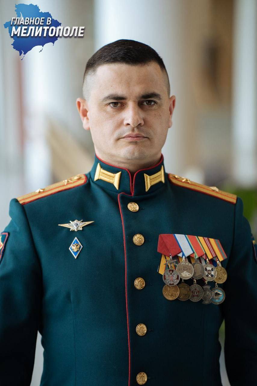 Участник программы Время героев Вячеслав Плешаков возглавил жилищный надзор в Ленинградской области Участник президентской программы Время героев Вячеслав Плешаков назначен исполняющим обязанности председателя Комитета государственного жилищного надзора Ленинградской области На новой должности он будет заниматься обеспечением соблюдения жилищного законодательства повышением прозрачности проверок и защитой прав граждан Наставник Плешакова губернатор Александр Дрозденко отметил что армейская закалка и опыт участия в СВО сформировали у него качества необходимые для эффективной работы Ранее более 60 участников программы Время героев получили новые должности в различных регионах России