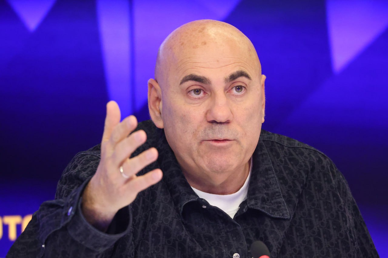Нашли подонка  Продюсер Иосиф Пригожин рассказал Радиоточке НСН подробности того как таксист в Стамбуле кинул его на 13 тысяч Мы с Валерией столкнулись с этим в первый раз я даже не ожидал Я пытался расплатиться наличными но водитель сказал что они якобы старые Когда я прикладывал карточку SMS приходили на другой телефон а чек не выходил Я не привык к стамбульскому сервису хотя там отличные отели и шикарный менеджмент Хорошо что начальник службы безопасности отеля включился в процесс помог нам полиция оперативно сработала Повезло что мы публичные люди нас узнали А еще хорошо что я успел сфотографировать номер уезжающего таксиста услугами которого мы так и не воспользовались Нас обманули в оригинале другое слово на 13 тысяч 200 Водитель увидел что мы туристы к тому же русские и решил нас обмануть так что надо быть аккуратнее Мне дали номер по которому надо было позвонить и пожаловаться но я не стал этого делать Мы написали заявление в полицию этого подонка нашли и привезли и он вернул деньги наличными сказал Пригожин