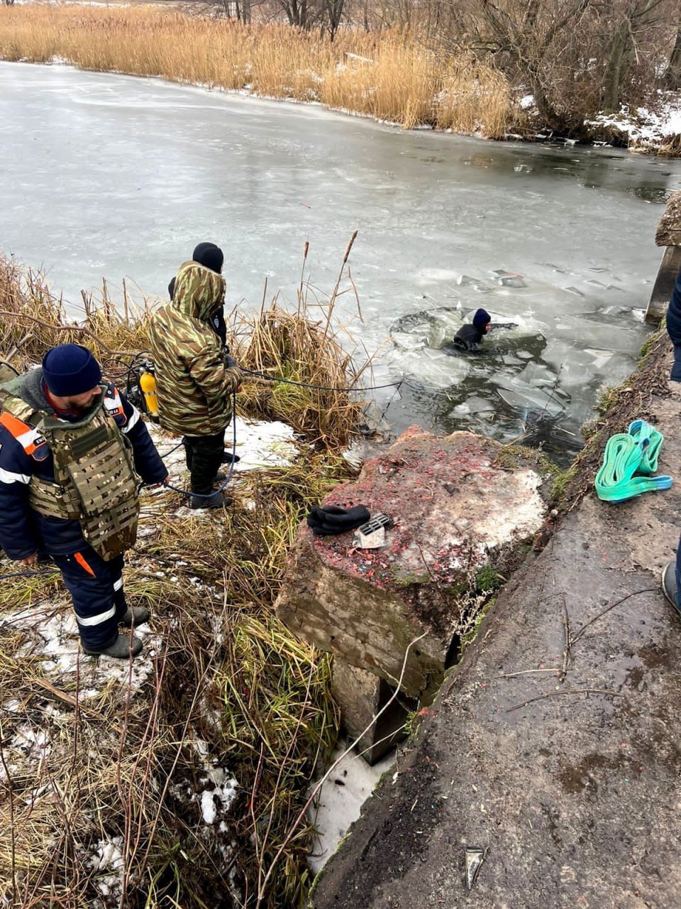 Курские водолазы помогли водителю выбраться из упавшей с моста машины  В Беловском районе автомобиль «Renault Logan» упал с моста в реку Псел. Машина оказалась почти вся подо льдом.   На помощь к водителю пришли специалисты Аварийно-спасательной службы Курской области. Они извлекли транспортное средство и мужчину из воды. Никто из людей не пострадал.  Курская Telega / Прислать новость