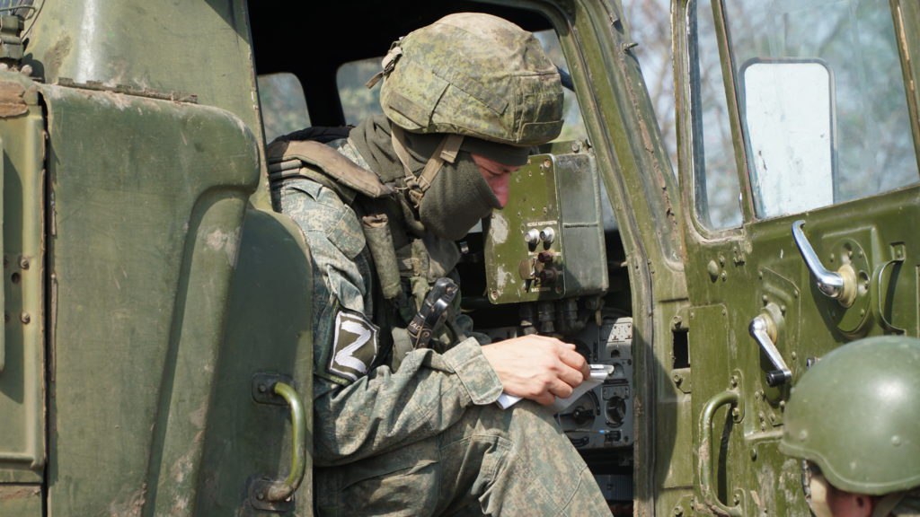 В Крыму расширили список получателей земли и выплат для участников СВО Депутаты Госсовета Крыма поддержали инициативу Главы РК Сергея Аксенова о расширении списка граждан, которые могут получить бесплатный участок или выплату в 1 млн рублей. «Теперь претендовать на такую меру могут, в том числе граждане, заключившие контракт с организациями, содействующими выполнению задач, возложенных на Вооружённые Силы России в рамках СВО: ветераны, инвалиды боевых действий, а также члены их семей», — рассказал председатель Госсовета РК Владимир Константинов. Также льготы распространили на граждан, подписавших контракт с 21 сентября 2022 года — даты начала частичной мобилизации. Ранее отсчёт вёлся с августа 2024 года. Фото: «Крым 24»