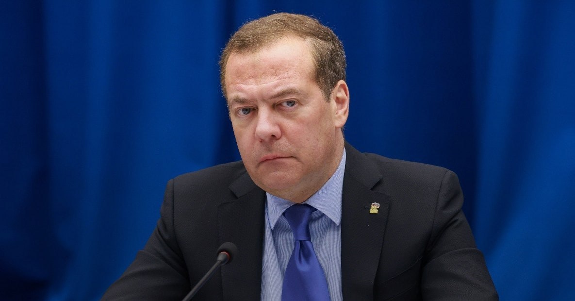 В случае отказа от мира Украину ждет путь к безоговорочной капитуляции, отметил Медведев.