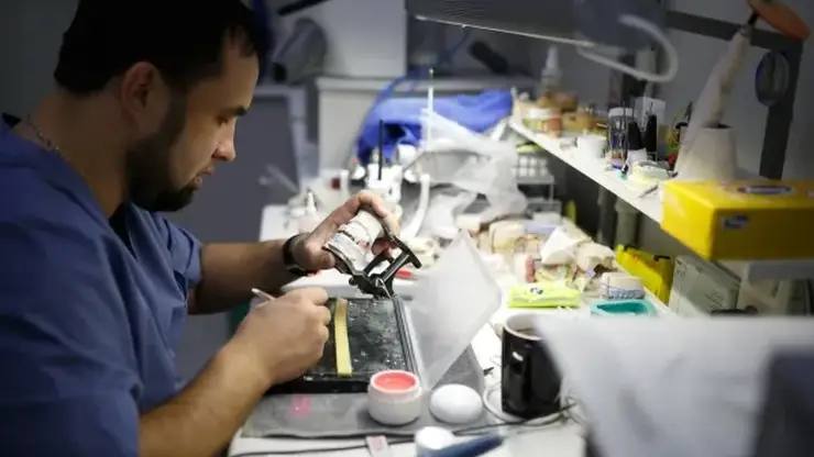 SuperJob представил рейтинг наиболее высокооплачиваемых предложений о работе в Красноярске в январе Месячный заработок в сети стоматологий составляет от 350 до 500 тысяч рублей Следующую позицию занимает предложение для водителя категории Е от крупной розничной сети Работодатель гарантирует доход от 190 тысяч рублей а также дополнительные бонусы и корпоративные скидки Третье место в рейтинге принадлежит вакансии врача стоматолога с ежемесячной оплатой труда от 150 тысяч рублей Кроме того в список вошло предложение для автоэлектрика в сервисе по обслуживанию грузового транспорта Заработная плата здесь варьируется от 100 до 150 тысяч рублей Фото РИА Новости Кирилл Брага   Подписаться на sibnovosti ru предложить новость