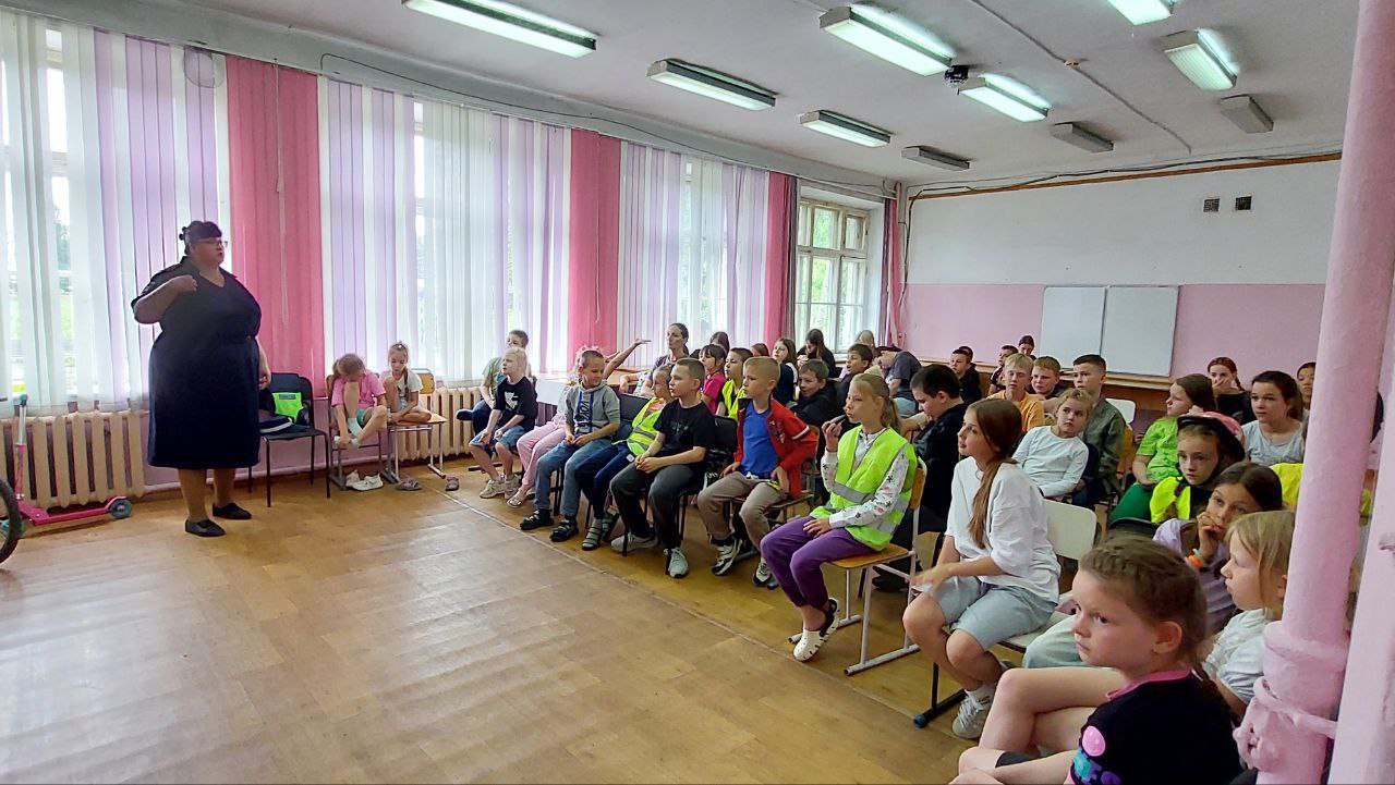 ‍ ‍ ‍ ‍ ‍ ‍  Сотрудники Госавтоинспекции города Комсомольска-на-Амуре провели профилактическое мероприятие "Берегите руки, ноги! Не рискуйте на дороге!" с воспитанниками пришкольного лагеря на базе средней школы № 30.                                    Детей познакомили с основными правилами поведения на дорогах, значением сигналов светофоров и действиями при пересечении проезжих частей. Они узнали, почему важно носить одежду со светоотражающими элементами вечером и ночью, как правильно ездить на велосипеде и самокате, о необходимости защитной экипировки.   Участники мероприятия закрепили свои знания дорожных правил, посмотрев тематические видеоролики на экране. Дети с удовольствием приняли участие в увлекательной программе.            Госавтоинспекция Хабаровского края
