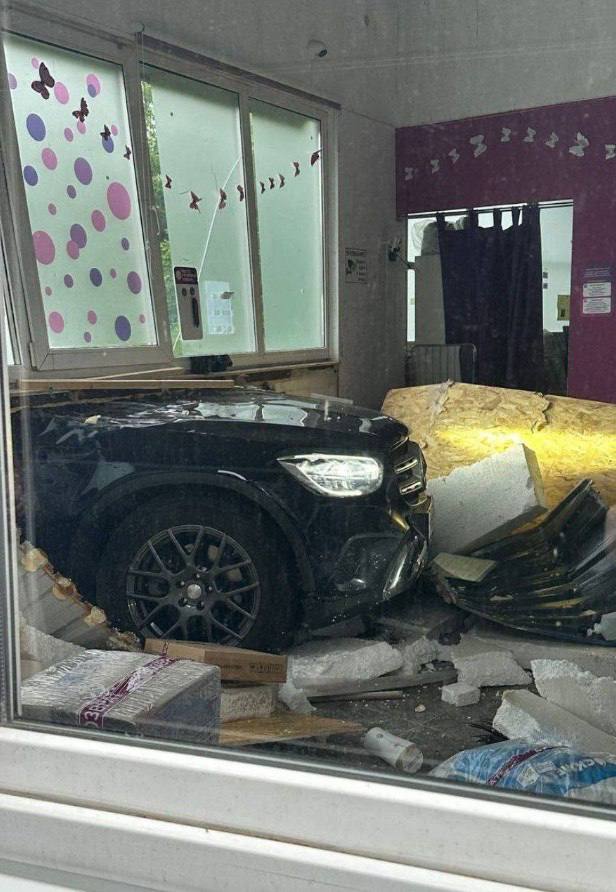 Mercedes влетел в ПВЗ маркетплейса, пробив витрину. За рулем была дама. Можно пошутить, что очень спешила забрать заказ, но на самом деле автомобилистка просто не справилась с управлением. Пишут, что произошло сегодня где-то на Рублёвке. Делитесь вашими новостями через бот обратной связи