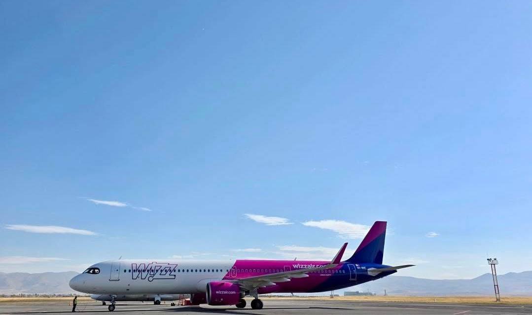 Wizz Air уже в Гюмри Венгерская авиакомпания с 30 сентября начала выполнение полетов из Ларнаки Кипр в аэропорт Ширак в Гюмри с частотой 2 раза в неделю Стоимость билетов начинается от 18 евро Отметим что Wizz Air будет выполнять рейсы Ларнака Гюмри при поддержке правительства Армении по программе развития пассажирских авиаперевозок в Армению В апреле кабмин установил что за каждого пассажира перевезённого в Ширак по новым направлениям авиакомпании бенефициары получат 15 тысяч драмов а за пассажиров прибывающих в Звартноц 20 тысяч драмов При этом за транзитных пассажиров не въезжающих в Армению субсидии не предусмотрены t me economyofarmenia