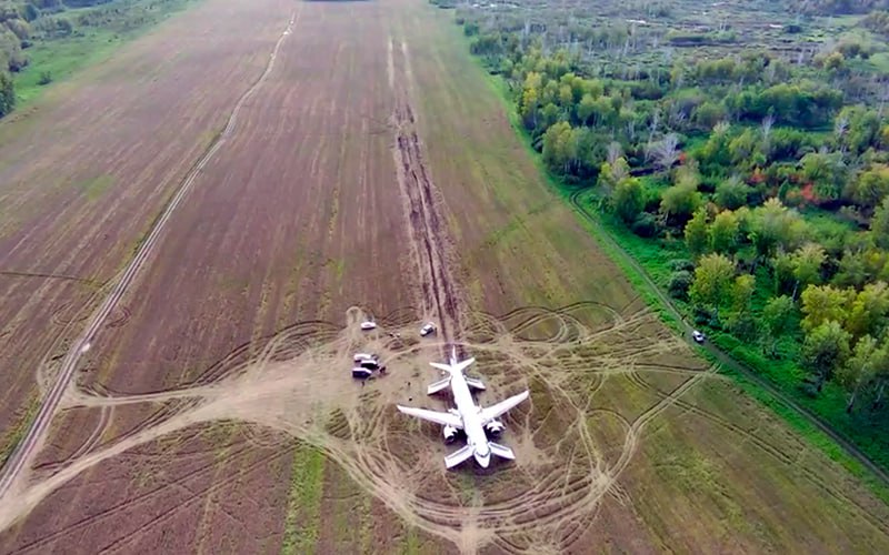 Следствие обвинило пилота в посадке самолёта «Уральских авиалиний» на новосибирское поле  Командир экипажа самолёта Airbus А320 «Уральских авиалиний» Сергей Белов виноват в аварийной посадке судна в поле в Новосибирской области в 2023 году, считает следствие. Об этом в интервью «Интерфаксу» заявил руководитель Восточного управления СК РФ на транспорте Алексей Александров.  «Установлено, что утром 12 сентября 2023 года Airbus <…> со 161 пассажиром и шестью членами экипажа на борту из-за неосторожных действий командира воздушного судна и допущенных им нарушений правил движения и эксплуатации воздушного транспорта, совершил аварийную посадку в поле в районе села Убинское, в следствие чего самолет получил значительные повреждения. К счастью, погибших не было», — сказал Александров.  Дело возбуждено о нарушении правил безопасности движения воздушного транспорта  ч. 1 ст. 263 УК .    Airbus «Уральских авиалиний» двигался из Сочи в Омск, но на подлёте к городу произошёл сбой в гидравлической системе, и экипаж решил садиться в Новосибирске, где полоса длиннее. Пилот не рассчитали расход топлива, и им пришлось садиться на пшеничном поле у села Московка.  Росавиация установила, что причиной падения давления в гидросистеме стало «нарушение целостности в месте заделки гибкого шланга приводного цилиндра правой створки ниши основной стойки шасси» из-за естественного износа. Пилоты приняли необоснованное решение садиться в Новосибирске, ошибившись в расчётах необходимого объёма топлива, решило ведомство.  Во время набора высоты, когда самолёт следовал в Новосибирск, экипаж уточнял маршрут и выбор схем захода на посадку и не уделил должного внимания повышенному расходу топлива и его остатку, говорилось в отчёте Росавиации. В то же время решение сесть в поле после всех ошибок было единственно верным, подчеркнули в ведомстве.  Подписаться  Прислать новость  Помочь бустами