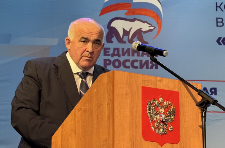 Костромской губернатор решил выдвигаться на новый срок от партии Сергей Ситников идет на новый срок от партии «Единая Россия». Об этом он сообщил на форуме секретарей первичных отделений. «Партия – это не только программа, символы и лозунги. Партия – это прежде всего люди. Именно поэтому вы, уважаемые земляки, все, кого вы представляете в этом зале, – и есть самый ценный актив регионального отделения «Единой России». Лидерство партии в регионе, ее способность решать масштабные задачи зависят от вашей энергии, воли, идейной подготовки и преданности делу. Именно от вас зависит как успех «Единой России», так и будущее Костромской области. Сейчас очевидно для всех, насколько важно единство нашего общества», — подчеркнул глава региона. Он отметил, что «Единая Россия» в течение многих лет была и остается одним из главных факторов внутренней стабильности страны и региона. Сергей Ситников руководит Костромской областью с 2012 года. Накануне Владимир Путин дал ему добро идти на новый срок.