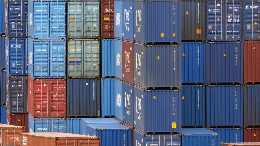 Впервые в истории импорт европейских товаров в Россию превысил экспорт Евростат ЕС Евросоюз зафиксировал положительное торговое сальдо с Россией второй квартал подряд беспрецедентное явление за всю историю статистических данных с 2002 года сказано в публикации По данным агентства общий товарооборот между ЕС и Россией с января по сентябрь 2025 года составил 43 9 млрд что на 12 9 меньше показателя за аналогичный период 2024 года Отмечается что Россия поставляет в ЕС преимущественно топливно энергетические товары а ввозит в страну в основном химическую продукцию jkinvest news jkinvest