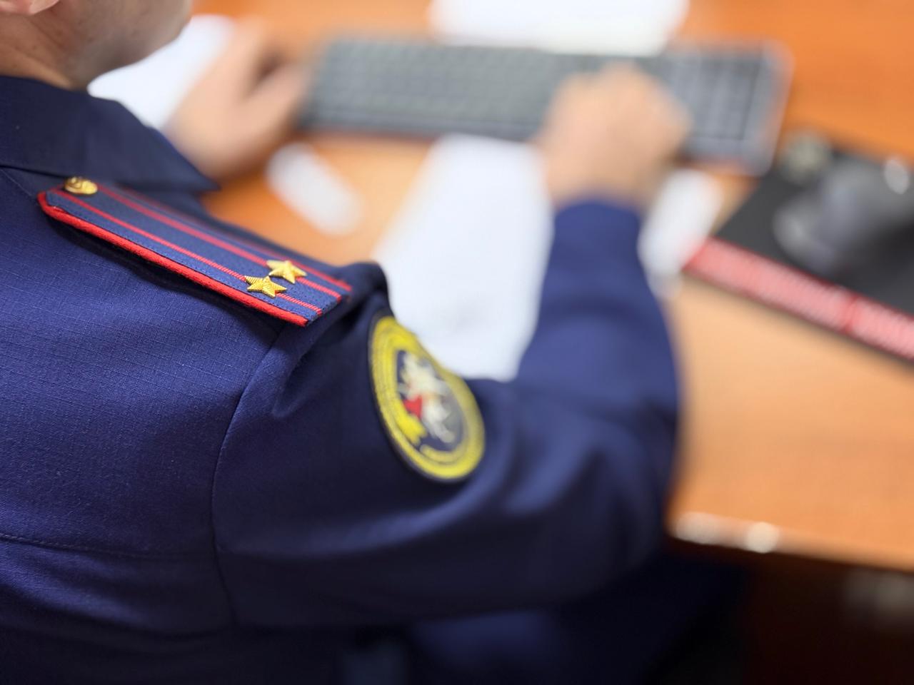 Два местных жителя подозреваются в мошенничестве при выполнении дорожных работ Вторым отделом по расследованию особо важных дел СУ СК России по Республике Дагестан по материалам УФСБ по Республике Дагестан возбуждено уголовное дело в отношении бывшего директора филиала одного из ремонтно-строительных управлений республики РСУ и директора коммерческой организации. Они подозреваются в мошенничестве при выполнении дорожных работ по капитальному ремонту подъезда автомобильной дороги к селу Кунки Дахадаевского района ч. 4 ст. 159 УК РФ . По версии следствия, бывший директор филиала РСУ в период с апреля 2021 по ноябрь 2022 года изготовил и представил на подпись директору коммерческой организации акты о приемке выполненных работ на общую сумму более 72 млн рублей, внеся в них ложные сведения об объемах выполненных работ, которые последний подписал, зная, что фактически работы на указанную сумму не выполнены. На основании подписанных документов на расчетный счет коммерческой организации были перечислены указанные денежные средства, часть которых была передана наличными директору филиала. Согласно выводам экспертного исследования завышение стоимости фактически выполненных работ составило более 18 млн рублей. По уголовному делу проводится комплекс следственных действий, направленных на закрепление доказательственной базы.