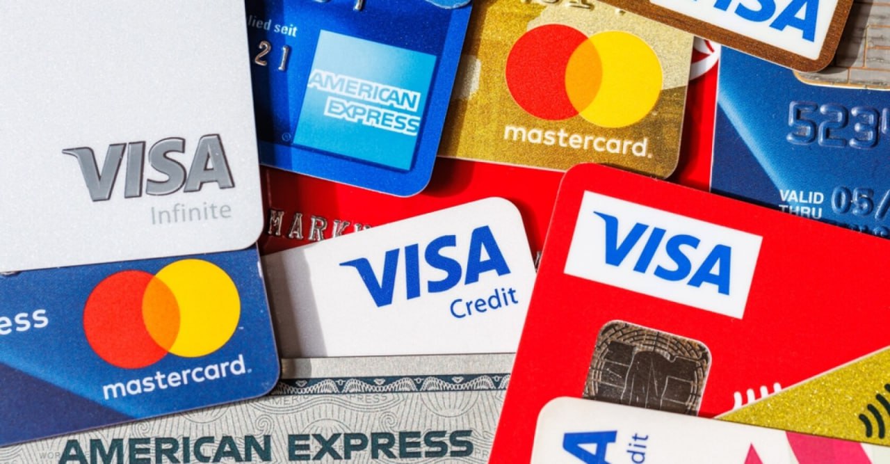 Банк России продолжает вести обсуждение с банками относительно отключения карт Visa и Mastercard в России и рассчитывает на скорейшее принятие решения заявила журналистам директор департамента национальной платежной системы ЦБ РФ Алла Бакина В отношении карт международных платежных систем ситуация иная так как НСПК не является оператором этих карт они их поддерживают технологически Продукт не развивается он остался на условиях и параметрах того периода поэтому здесь тоже есть нюансы эта тема продолжает обсуждаться но я думаю что достаточно скоро соответствующие решения тоже будут найдены и к консенсусу мы придем сказала она отвечая на вопрос приостановится ли работа карт Visa и Mastercard с продленным сроком действия Бакина подчеркнула что главная цель ЦБ не допустить лишения россиян платежных способов Люди не должны от этого страдать у них должен быть доступ к их средствам сказала она В июле Бакина говорила что Банк России рассматривает возможность ограничить период использования банковских карт с истекшим сроком для борьбы с мошенничеством В октябре она сообщала что резких шагов по отключению выданных в РФ карт Visa и Mastercard с продленным сроком действия ожидать не стоит ЦБ РФ находится в диалоге с банками с рынком для того чтобы все вопросы безопасности соблюдались и работа карт не остановилась В начале марта 2022 года международные платежные системы Visa и Mastercard сообщили что приостанавливают операции в России Их карты выпущенные российскими банками продолжили работать в РФ как обычно Функции по их обслуживанию выполняет НСПК оператор платежной системы Мир Тогда же НСПК рекомендовала банкам продолжить использование карт с истекшим сроком действия Судя по всему после окончания СВО и снятия санкций ожидать возвращения международных платежных систем в Россию не стоит Карты Visa Mastercard и American Express будут эмитироваться российскими банками однако это будет нишевый продукт для тех кому могут понадобиться банковские карты за рубежом Прежней массовости этих карт не будет это цена за уход с российского рынка уважаемые читатели