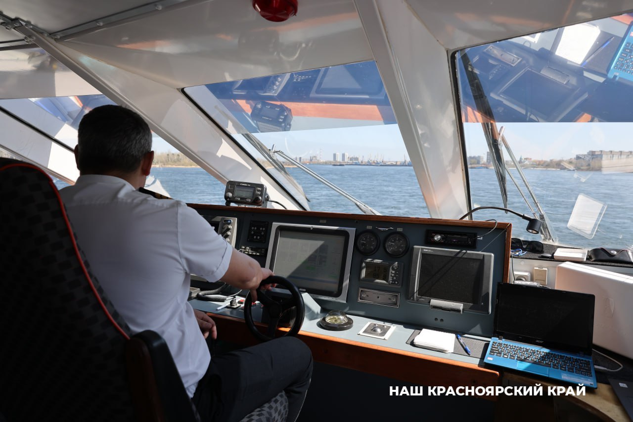 Речное сообщение между Красноярском и Дивногорском планируют возобновить в этом сезоне   — Был приведен в порядок причал в Дивногорске, он функционирует и соответствует всем требованиям законодательства. С этого года маршрут «Красноярск – Дивногорск» будет возобновлен, — сообщил министр транспорта Красноярского края Дмитрий Зотин во время запуска навигации-2025.  О том, как открывали новый сезон речных перевозок, рассказываем на сайте.