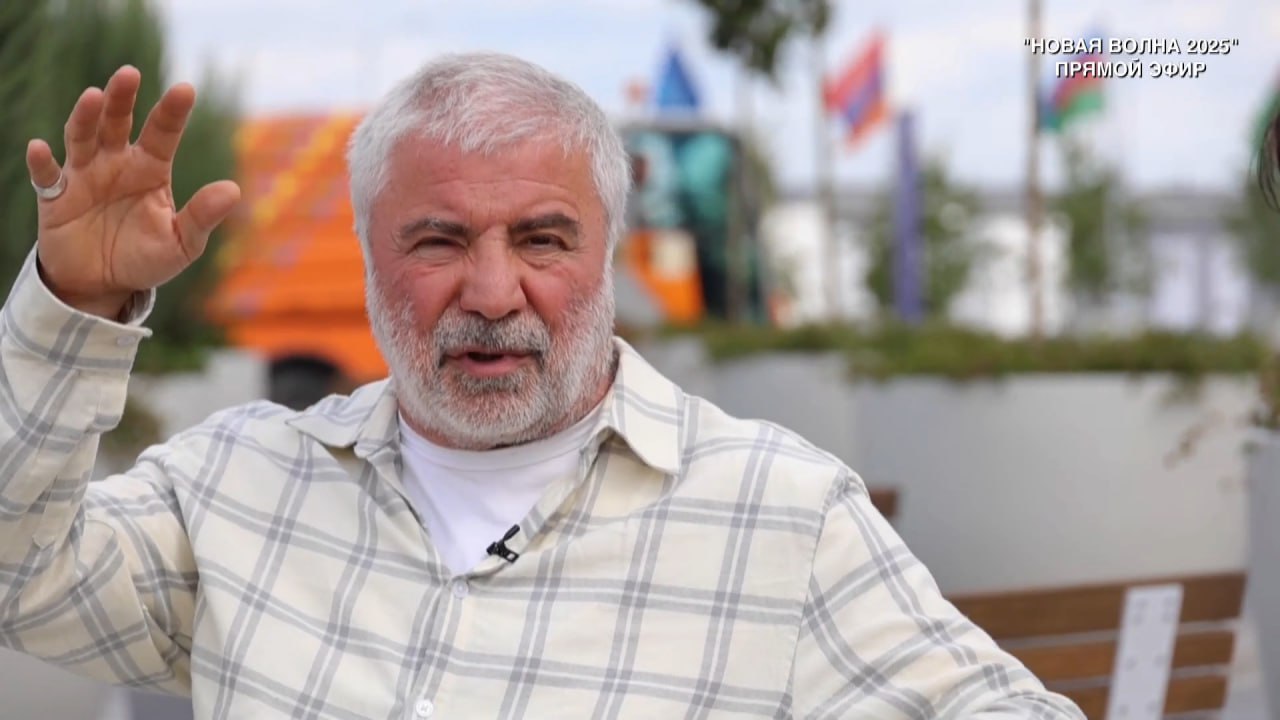 Сосо Павлиашвили перед открытием Новой волны Казань стала невероятным городом Столица Татарстана за последнее время стала просто невероятным городом Об этом заявил эстрадный певец Сосо Павлиашвили во время прямой трансляции конкурса Новая волна на площадке VK Видео Что касается Казани я Казань знаю неплохо потому что здесь живут мои очень близкие и родные люди и я очень часто приезжаю сюда И Казань на моих глазах просто стала невероятным городом Не только по масштабам а и по душе по ментальности по философии поделился артист впечатлениями от столицы Татарстана Здесь сочетание и слияние разных культур разных религий И это ощущается на каждом шагу Самое главное здесь слово это уважение Это как раз традиции это огромная любовь и свободолюбие людей которые гордятся своим городом гордятся своим краем гордятся своей страной Это дорогого стоит Руководство Казани Оттуда всё и начинается В Казани всё хорошо слава Богу заключил певец Официальное открытие Международного конкурса молодых исполнителей популярной музыки Новая волна 2025 состоится сегодня вечером Он будет проходить в Казани вплоть до 26 августа Подпишитесь на iatatarinform