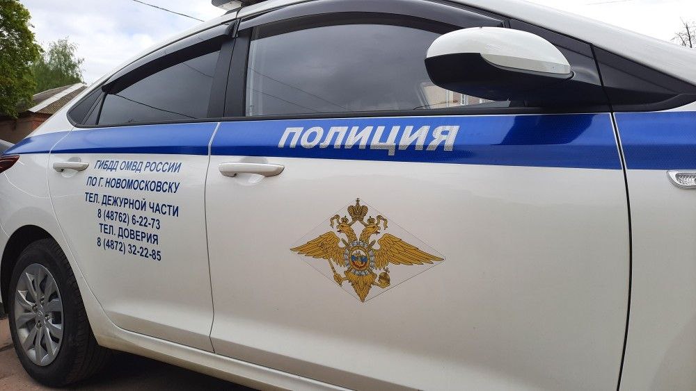 В Новомосковске оштрафовали водителя за езду во встречном направлении Ранее, в интернете была размещена публикация, указывающая на наличие в действиях водителя факта нарушения Правил дорожного движения, по которой сотрудниками ИДПС ОБ ДПС отдела Госавтоинспекции по городу Новомосковску установлен и привлечен к административной ответственности нарушитель, а именно: 17 июня 2025 года на улице Березовой города Новомосковска водитель автомобиля «Шевроле Авео», осуществил движение во встречном направлении по дороге с односторонним движением. В отношении виновника составлен протокол об административном правонарушении по части 3 ст. 12.16 КоАП РФ. Водителю назначено наказание в виде административного штрафа в размере 7500 рублей. Госавтоинспекция выражает благодарность гражданам, которые направляют для рассмотрения зафиксированные ими факты грубых нарушений требований ПДД. Источник