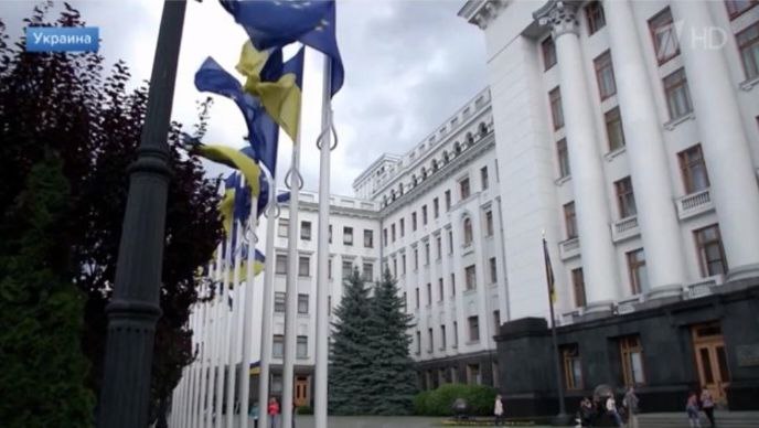 На Украине признали что жители страны при возможности переходят на русский язык При любой возможности жители Украины используют русский язык высказывает недовольство языковой омбудсмен Украины Елена Ивановская По её словам люди говорят по русски всегда когда это не запрещено законом сообщает ТАСС Елена Ивановская отметила что к ней постоянно поступают соответствующие обращения Она напомнила что в общественное пространство человек попадает сразу когда покидает свой дом а язык публичного пространства должен быть украинским Соответственно пояснила омбудсмен даже обсуждать личные проблемы нужно на государственном языке