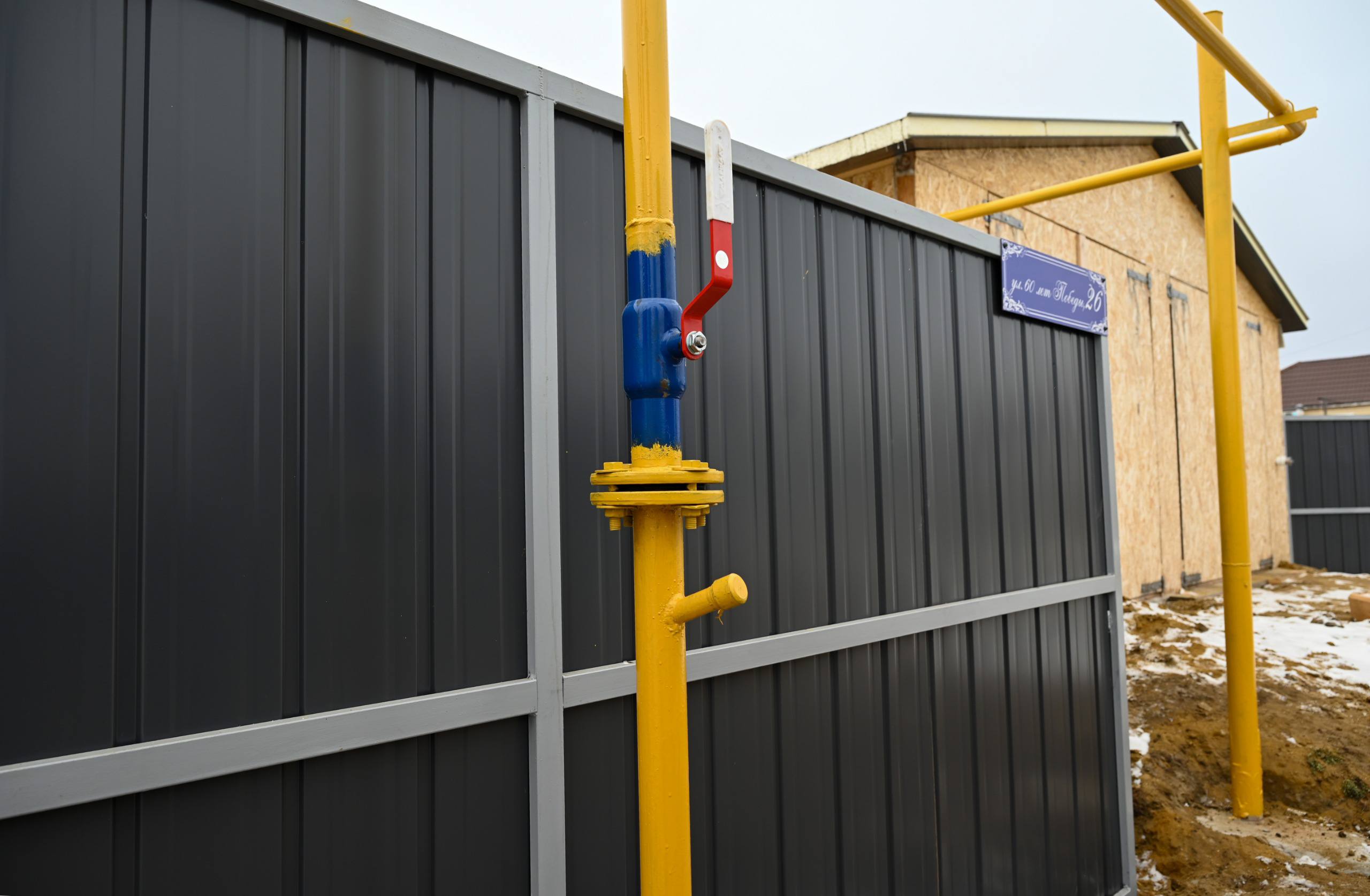 Национальная нефтегазовая компания Сахатранснефтегаз продолжает реализацию программы социальной газификации На данный момент мы перешли рубеж в 10 000 подключенных домовладений с момента начала реализации программы и на 6 ноября к сетевому газу подключено уже 10 396 домов якутян Например в Якутске при плане текущего года в 791 подключенный дом газ запущен в дома 878 жителей столицы В Чурапчинском улусе при плане в 156 пусков 259 семей пользуются газом для отопления и приготовления пищи В Мегино Кангаласском улусе газ запущен в дома 219 мегинцев Таким образом Сахатранснефтегаз в полной мере исполняет свои обязательства в рамках заключенных договоров по газификации и повышению комфорта проживания якутян ВместеТолькоВперёд Сахатранснефтегаз СоцГазЯкутия t me kolodeznikov alexey