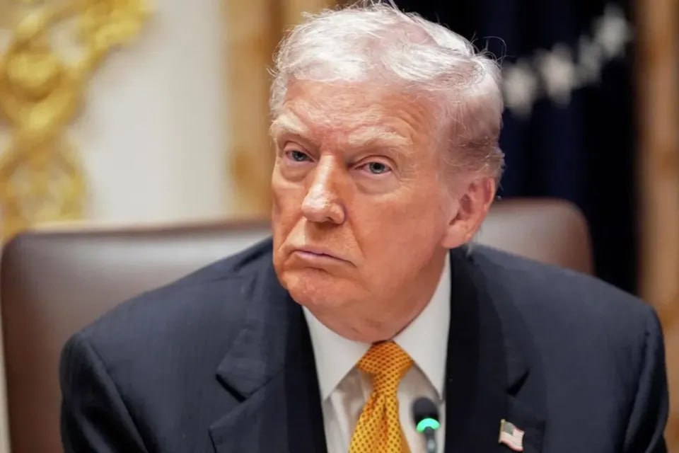 Президент США Дональд Трамп пообещал что США никогда не оставят НАТО наедине с внешними угрозами У Россия и Китая нет страха перед НАТО если там нет США Я сомневаюсь что НАТО придет на помощь нам если мы в самом деле будем нуждаться в них написал он в соцсети Truth Social Мы всегда будем действовать ради НАТО даже если она не будет действовать ради нас подчеркнул он При этом Трамп заявил что в первый президентский срок перестроил вооруженные силы США и продолжает этот процесс Он добавил что убедил страны альянса увеличить затраты на оборону с 2 годового ВВП до 5