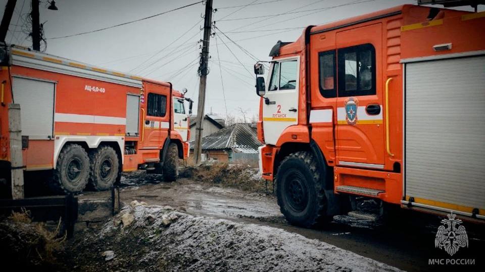 В Луганске из-за печки сгорел жилой дом    В Луганске в 1-м Газетном переулке вспыхнул пожар, сообщает МЧС России. 88-летняя хозяйка с трудом выбралась на улицу. К счастью, она не пострадала.  По прибытии пожарных расчетов огонь уже охватил большую часть крыши.  «От сильного перегрева накалилась стена, к которой она примыкала, загорелись вещи и книги лежавшие под ней», - рассказали в МЧС.  Пожарные справились с огнем за два часа, но большая часть дома площадью 40 квадратных метров была уничтожена. Однако смежный жилой дом удалось спасти.