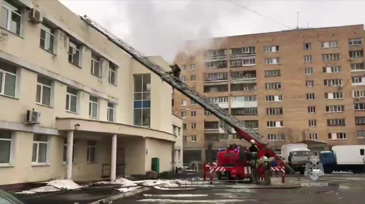 В Екатеринбурге ликвидировано открытое горение, спасен человек с крыши