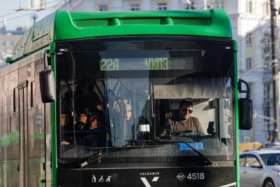 400 нарушений в день новые камеры помогут ловить автомобилистов которые сокращают дорогу по выделенкам В Челябинске усилят контроль за автомобилистами которые любят срезать путь по выделенным полосам для общественного транспорта За первые четыре месяца 2026 года камеры уже зафиксировали более 50 тысяч выездов на выделенки В день происходит свыше 400 нарушений Каждый такой водитель рискует получить штраф в размере 2 250 рублей Об этом журналистам ЕАН рассказал заместитель министра дорожного хозяйства и транспорта региона Александр Егоров Пока за порядком на специальных полосах следят 20 камер автоматической фиксации Но нарушители продолжают игнорировать правила Поэтому до конца года в городе установят еще семь устройств Новые камеры появятся в разных районах Челябинска в том числе на участке улицы Братьев Кашириных между Северо Крымской и Молодогвардейцев Власти надеются что дополнительные глаза заставят водителей быть дисциплинированнее   Подписаться на chelkp Мы в MAX