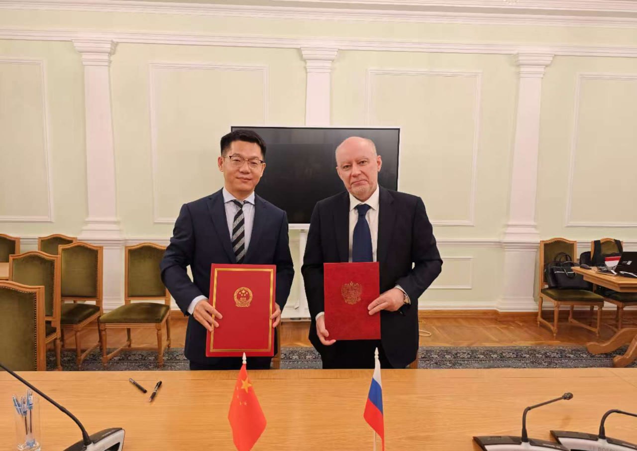 Китай и Россия провели 31-е заседание совместного пограничного комитета 31-е заседание Совместного пограничного комитета Китай-Россия состоялось в Москве с 1 по 2 июля 2025 года. Заседание проходило под сопредседательством советника Департамента пограничных и морских дел МИД Чжоу Хунъю и посла по особым поручениям МИД России Козлова. В заседании приняли участие представители дипломатических, оборонных, таможенных, водохозяйственных, иммиграционных и других ведомств двух стран, а также местных органов власти. Обе стороны высоко оценили развитие двусторонних отношений и реализацию Соглашения о системе управления границей между Китаем и Россией, полностью подтвердили хорошее положение дел на границе двух стран и углубление пограничного сотрудничества в различных областях, а также согласились активно реализовывать консенсус, достигнутый лидерами Китая и России, продолжать использовать роль механизма совместного комитета, укреплять управление границей, содействовать пограничному сотрудничеству и вносить вклад в развитие двусторонних отношений. По итогам встречи стороны подписали протокол 31-го заседания Совместного пограничного комитета Китая и России .