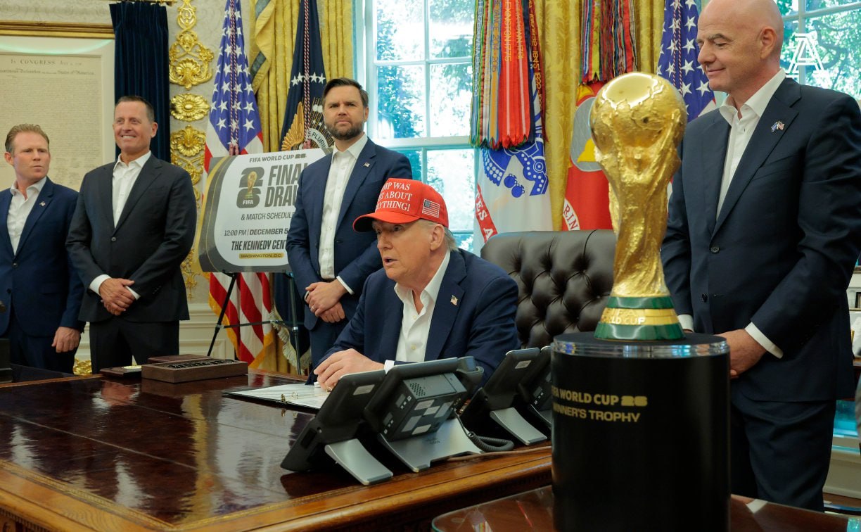 Трамп может поменять города ЧМ 2026 по футболу из за вопроса безопасности В разговоре со СМИ президент США сказал что может вмешаться и лишить города права проводить матчи турнира если они не будут сотрудничать Такими городами могут быть Сиэтл и Сан Франциско которые не поддерживают иммиграционную политику его администрации Но мы позаботимся об их безопасности Ими управляют радикальные сумасшедшие с левого фланга которые не знают что делают цитирует Трампа The Athletic Подписывайтесь на РИА Новости Спорт в MAX