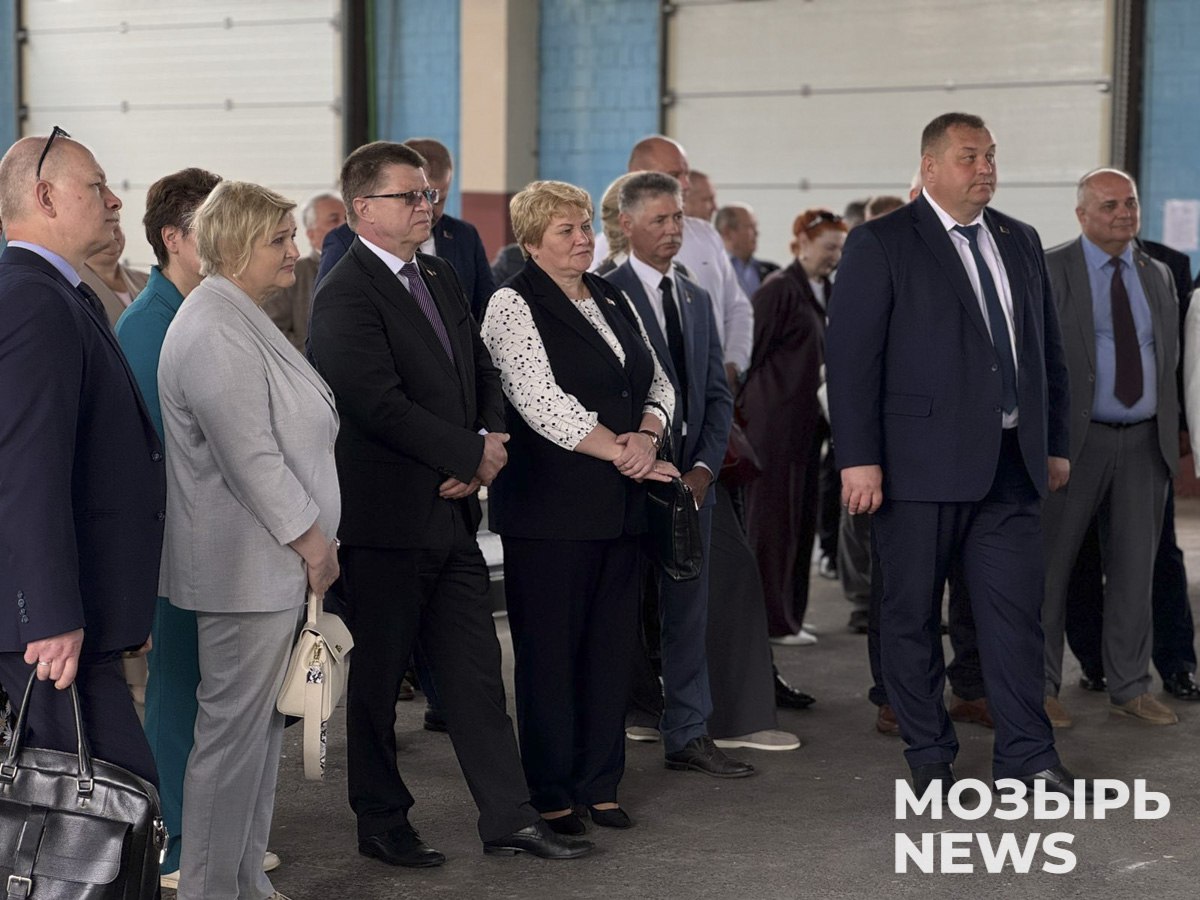 На Мозырщине – республиканский семинар по совершенствованию работы по охране труда в организациях АПК Мероприятие, которое собрало порядка 100 человек из разных регионов, проходит на площадках КСУП «Экспериментальная база «Криничная» и ОАО «Мозырьтехсервис». Среди ключевых тем – совершенствование работы по охране труда, укрепление трудовой и производственной дисциплины, создание условий для высокопроизводительного и безопасного труда в сельхозорганизациях. Также на примере принимающих предприятий участники ознакомятся с лучшими наработками в сфере охраны труда, изучат опыт подготовки организаций к жатве – от готовности сельхозтехники, зерносушильных комплексов, оснащения санитарно-бытовых помещений до выпуска техники на линию, обеспечения медицинского контроля за состоянием здоровья работников и соблюдения всех требований безопасности.