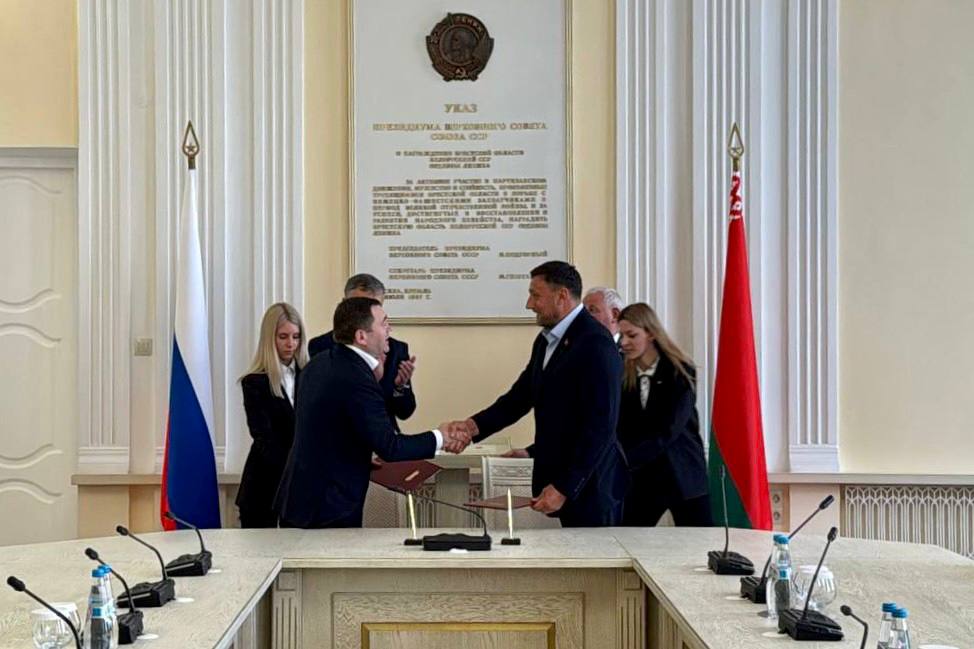 В Бресте председатель ВФЛА, глава ПСБ Петр Фрадков принял участие в церемонии открытия международных спортивных соревнований «Кубок сильнейших спортсменов», а также подписал дополнительное соглашение о сотрудничестве с Белорусской федерацией легкой атлетики В рамках визита Петр Фрадков и председатель БФЛА Иван Тихон посетили с экскурсией мемориальный комплекс «Брестская крепость-герой» и в год 80-летия Победы в Великой Отечественной войне почтили память героев, отдавших свои жизни за мир и свободу. Далее руководители осмотрели областной спортивный комплекс «Брестский», который и принял международные соревнования Торжественно открыли турнир министр спорта и туризма Республики Беларусь Сергей Ковальчук, а также главы легкоатлетических федераций Петр Фрадков и Иван Тихон «Мы совсем недавно подписали меморандум о сотрудничестве – и вот по истечении нескольких месяцев стартуют знаковые соревнования – «Кубок сильнейших спортсменов». Это большой праздник для нас всех. Подобные старты способствуют укреплению спортивных связей России и Беларуси. Уверен, что наши спортсмены станут только сильнее и в будущем покажут высокие результаты на мировой арене», – поприветствовал участников Кубка Петр Фрадков Подробности на нашем сайте