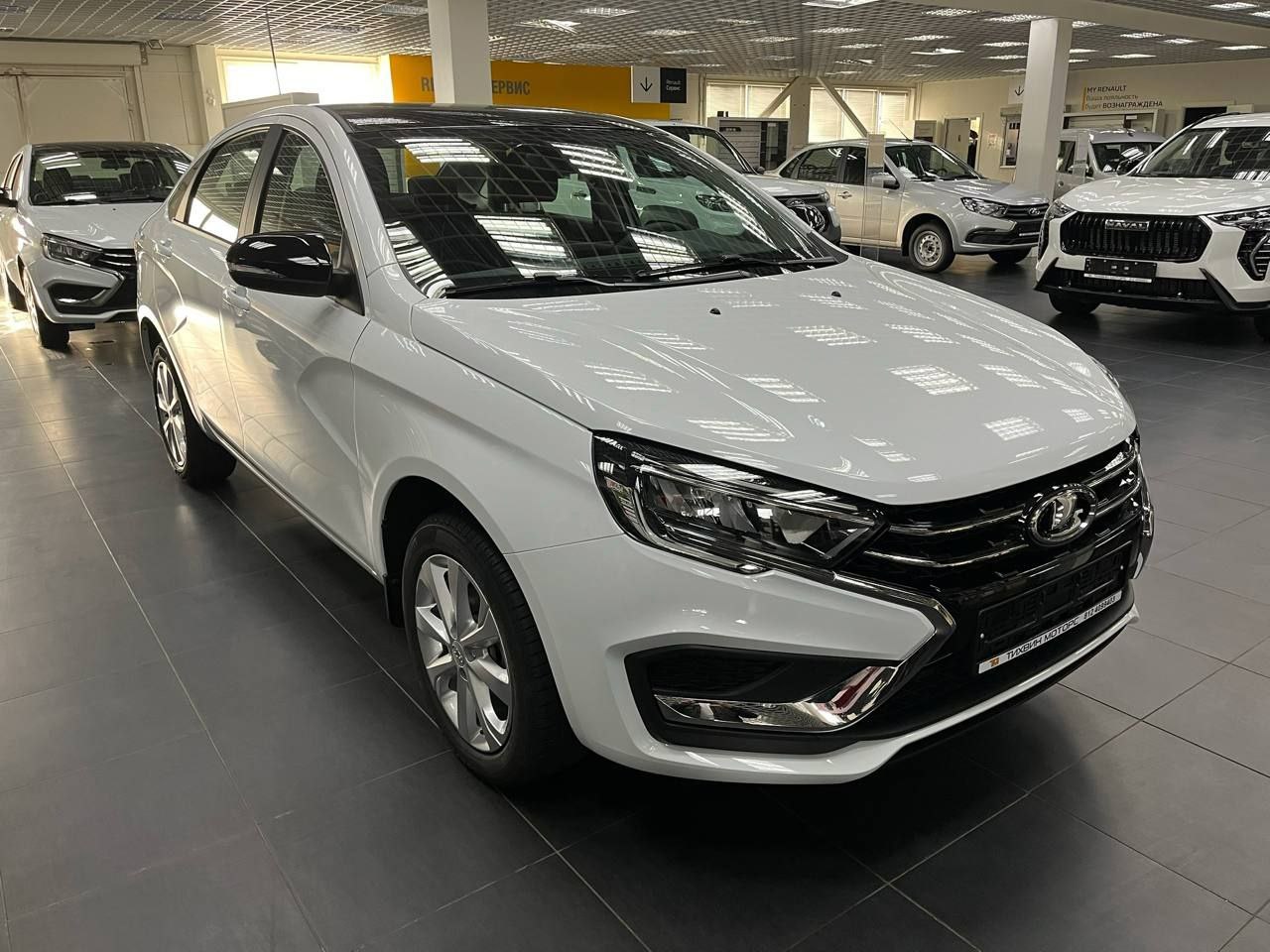 Россиянин купил бракованную Lada Vesta и отсудил у дилера НОВУЮ машину а также 2 3 миллиона рублей После покупки за 1 8 млн авто начало греметь и вибрировать уже через две недели при езде из под передних колёс шли сильные удары биение и металлический грохот Дилер заявил что всё в порядке но экспертиза показала у машины производственный дефект в подвеске влияющий на безопасность Теперь продавцу придётся выдать новую Весту и выплатить владельцу компенсацию штраф и неустойку Редкий случай когда Лада себя окупила