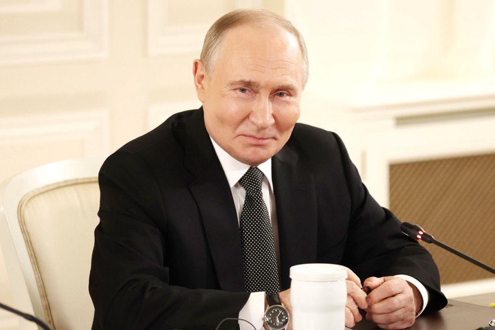 Европейские подсвинки могут прописаться в словарях Филологи предложили зафиксировать выражение европейские подсвинки в словарях как афоризм Формулировку использовал Владимир Путин на расширенном заседании коллегии Минобороны и она мгновенно ушла в народ По словам специалистов формула яркая образная и идеально ложится в традицию политических крылатых выражений из тех что быстро начинают всеми употребляться а потом оседают в словарях   Подпишитесь на Абзац TG VK Дзен MAX Rutube