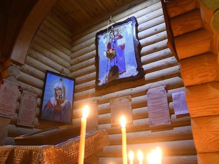 Православные верующие 9 сентября чтут память святых Пимена Великого и Пимена Палестинского Пимен Великий жил в IV веке Вместе с двумя братьями он пришел в Скитский монастырь где остался до конца своих дней Святого отличала особая аскетичность и добродетель к нему обращались люди за помощью и советом Пимену Великому принадлежит сборник наставлений Афоризмы Пимен Палестинский проводил время в молитвах и размышлениях о Боге в пещере в пустыне Рува По преданию холодной зимней ночью к нему в пещеру пришел лев и согрел его своим телом Несмотря на это чудо святой предсказал себе смерть от звериных клыков Пророчество сбылось 3 года спустя В народе 9 сентября прозвали днем двух Пименов Крестьяне выходили кланяться рябине и собирали ягоды оставляя часть птицам на зиму Считалось что большой урожай рябины предвещал суровые морозы В этот день рябину заваривали с чаем готовили из нее варенье сушили на зиму В народной медицине ягоды применяли как антицинготное бактерицидное и мочегонное средство