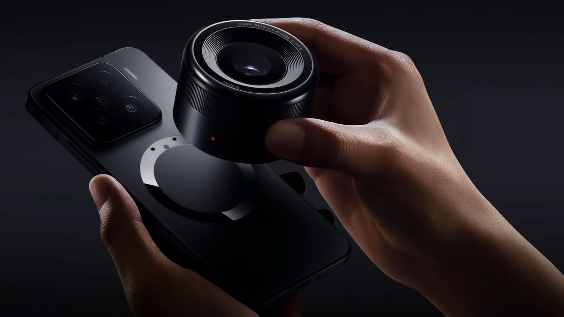 Слухи Xiaomi выпустит мобильную камеру объектив для смартфона Это будет не просто телеконвертер что в последнее время выпускают к фотофлагманам Это возрождённый концепт полноценной камеры которая крепится к смартфону на магнитах и позволяет получить изображения качеством выше чем смартфон делает без неё Производство таких модулей началось и они могут появиться в продаже уже в этом году сообщает инсайдер Digital Chat Station Какие именно это модули не очень понятно но Ice Univerce предполагает что Xiaomi дала жизнь концепту годовалой давности прикрепляющейся к смартфону с помощью магнитов MFT камере с несменным объективом Это позволит делать снимки в формате UltraRAW и совмещать высокое качество полноценных камер с вычислительной фотографией пока доступной только смартфонам Показанный год назад прототип имел матрицу на 100 Мп благодаря улучшенному MFT сенсору и группе асферических линз Большая диафрагма f 1 4 эквивалентное фокусное расстояние 35 мм Конечно очень хотелось бы чтобы подобные технологии были реализованы прямо в смартфонах но к сожалению нынешние камеры достигли предела физических возможностей Хотите матрицы больше и объективы круче делайте смартфоны толще в несколько раз Пользоваться такими кирпичами конечно же никто не будет Поэтому и приходится выдумывать подобные костыли Автор Ян Дашевский