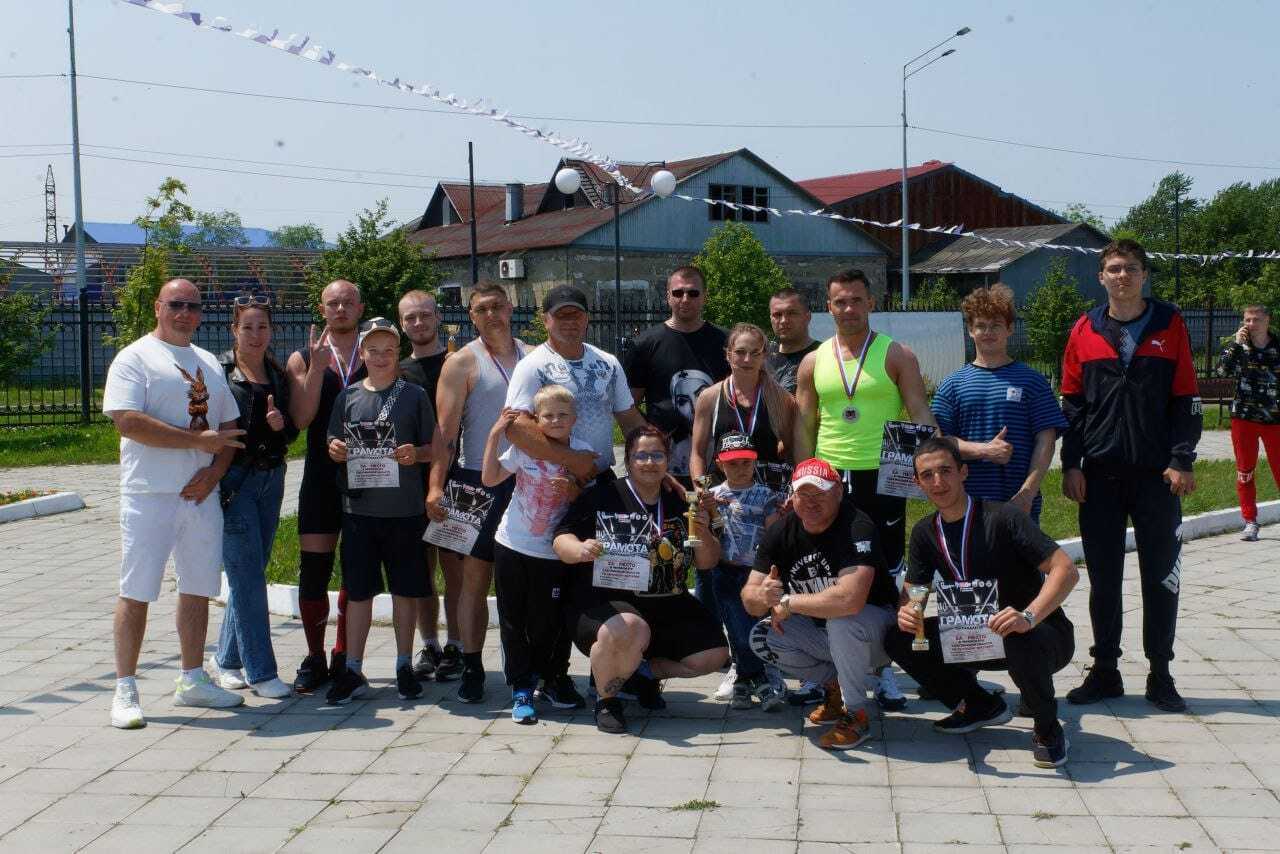 Сахалинцы впервые состязались в силовом экстриме Первый чемпионат Сахалинской области по силовому экстриму прошёл в Поронайске. Атлеты демонстрировали свою силу в «дамбелле» подъёме гигантской гантели на максимальный вес , поднятии вариации «оси Аполлона», становой тяге, а также «прогулке фермера» переноске тяжёлых гантелей с места на место . По итогам соревнований победителями стали Людмила Спирина весовая категория 64 кг , Елизавета Онищенко 81+ кг , Богдан Храпов 80 кг и Михаил Русских 90 кш . Серебро у Фёдора Абрамова 90 кг . Бронзу взял Сергей Семёнов 90 кг .