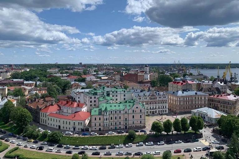 Платные парковки создадут у заповедников и туристических городов Ленобласти Скоро водители смогут без проблем оставить свою машину в центре Выборга или у Линдуловской рощи Губернатор региона Александр Дрозденко поручил создать у заповедников и популярных туристических городов области платные парковки В первую очередь речь идёт о перехватывающих автостоянках у Выборга Шлиссельбурга Гатчины и не только Кроме того будет упорядочена парковка в районах массовой застройки в том числе в Кудрово Мурино и Всеволожске Все работы должны выполнить до начала следующего туристического сезона то есть до мая 2026 года Елена Попова Подпишись на Комсомольскую правду СПб отдай свой буст нам