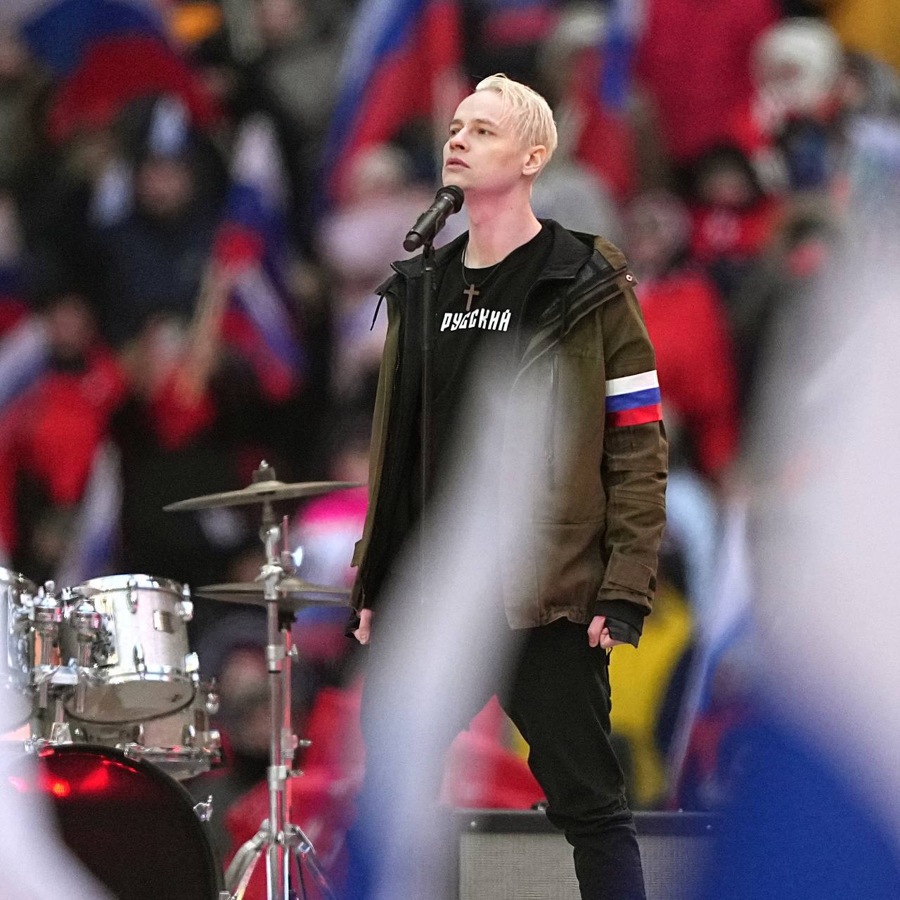 Билеты на концерт Шамана в Курске стали поводом для споров депутаты предлагают благотворительность Концерт певца Шамана запланированный на 2 декабря в Курске вызвал бурную реакцию у местных жителей и представителей власти из за высоких цен на билеты Стоимость билетов варьируется от 3 до 9 тысяч рублей Депутат Виталий Милонов отметил что решение о покупке билета личное дело каждого но сам бы артиста с микрофонами в штанах не стал бы слушать независимо от цены Лично я бы не пошёл И дело не в деньгах а в эстетической составляющей не люблю я смотреть на микрофоны в штанах Может ещё культурно дорасту но сейчас не могу себя пересилить заявил Милонов В свою очередь депутат Ярослав Нилов предложил сделать концерты в приграничных регионах благотворительными По его мнению создание соответствующих условий позволило бы компенсировать затраты и поддержать жителей находящихся в особых условиях особой ситуации особом напряжении