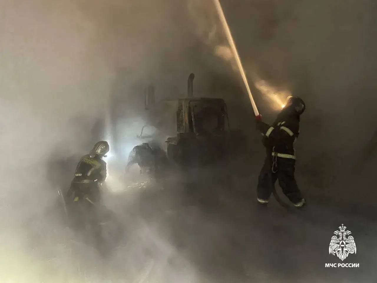 В Артеме на Вокзальной загорелся частный дом погибла женщина Сегодня утром на телефон пожарно спасательной службы поступило сообщение о возгорании двухквартирного частного жилого дома на 2 м Вокзальном переулке Уже через 7 минут на месте пожара работали сотрудники МЧС России На момент прибытия пожарных дом горела одна из квартир изнутри наблюдалось сильное задымление В ходе тушения пожара огнеборцы обнаружили тело погибшей 77 летней женщины Пожар ликвидирован на площади около 40 квадратных метров Дознаватели МЧС России проводят проверку по факту пожара для установления причины и всех обстоятельств происшествия Подпишись на ПРИМОРЬЕ LIVE