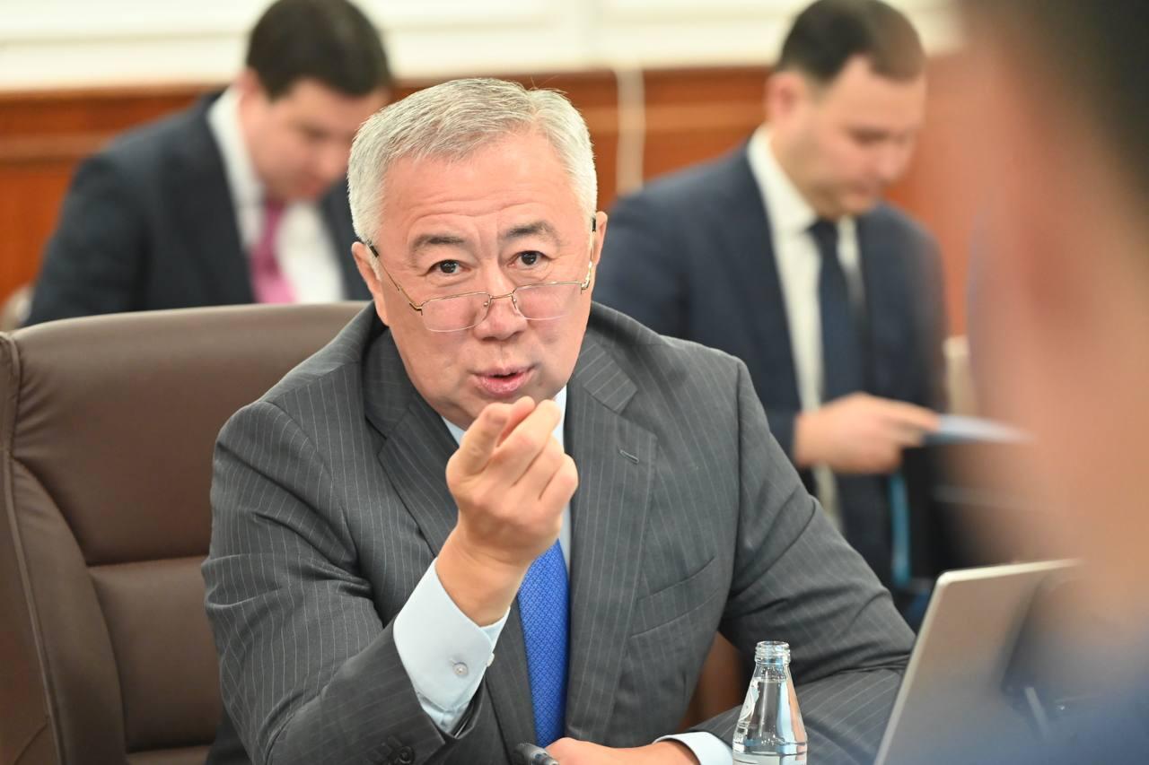 Нулевого дефицита бюджета Казахстан достигнет к 2030 году Доходы госбюджета в 2035 году увеличатся до 66 8 трлн тенге 124 6 млрд Дефицит бюджета определен с постепенным снижением до 0 4 к ВВП в 2029 году и достижением нулевого уровня начиная с 2030 года подчеркнул вице премьер Серик Жумангарин По его словам в базовом варианте среднегодовой рост ВВП за 10 лет составит 4 5 что позволит увеличить номинальный ВВП до 473 2 трлн тенге 882 8 млрд к 2035 году sputnikKZ