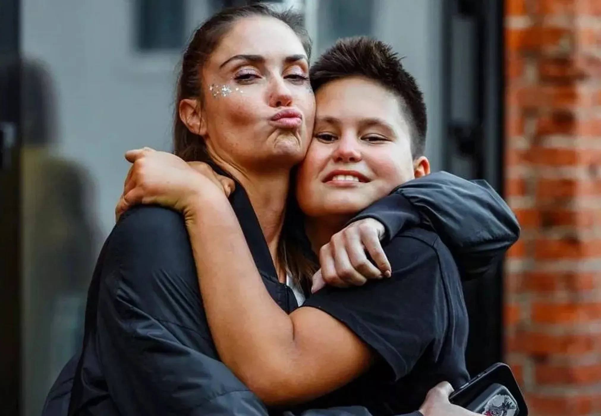 Суд постановил, что 12-летний сын Агаты Муцениеце и Павла Прилучного все-таки должен жить с мамой. Попытки актера обжаловать решение обернулись провалом.  В прошлом году Тимофей переехал к отцу. Прилучный в соцсетях часто намекал, что ребенок хочет жить только с ним. Как заявила адвокат Муцениеце, сейчас сын уже живет с мамой.