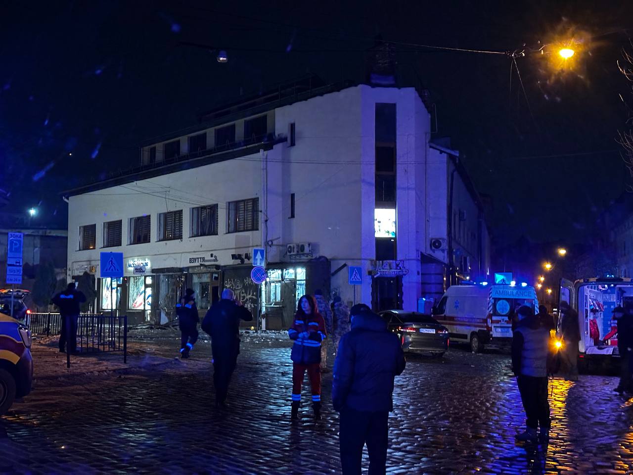 В украинском Львове прогремел взрыв 14 человек пострадали сообщают местные власти Пострадавших госпитализировали по данным местной полиции среди раненых есть правоохранители Мэр города назвал произошедшее терактом РЕН ТВ ждет вас в MAX