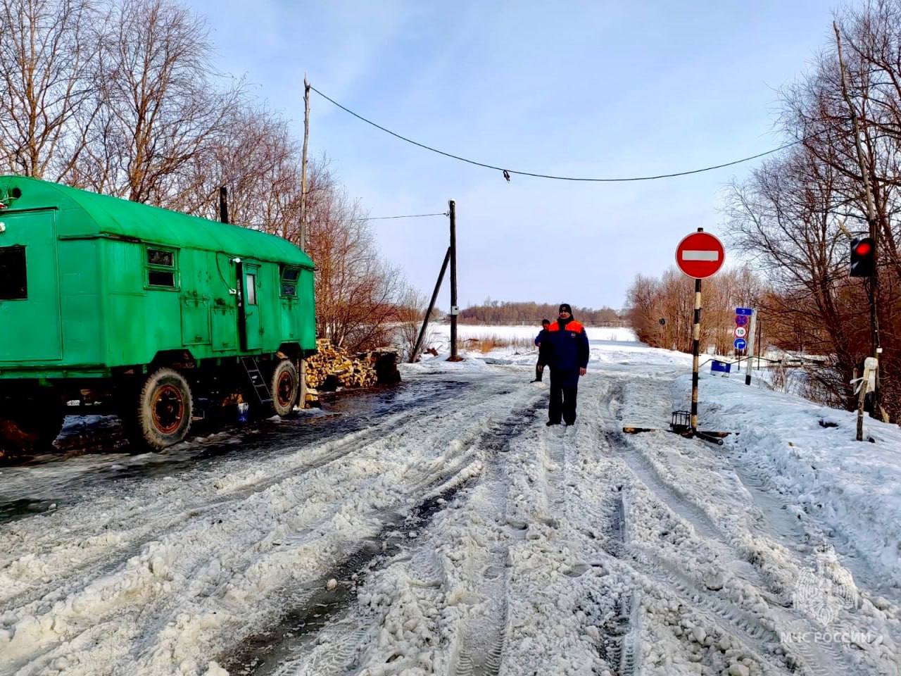 В Омской области закрыли ледовую переправу  В Большереченском районе ограничено движение на ледовой дороге, соединяющей Большеречье и Муромцево. Из-за потепления ухудшилось состояние ледяного покрова, и вода начала выступать на проезжую часть.  На подъездах к переправе установлены дорожные знаки и аншлаги, запрещающие движение. Также произведена обваловка снегом подъездов к ледовой дороге. На сегодняшний день в регионе продолжают функционировать 8 переправ.