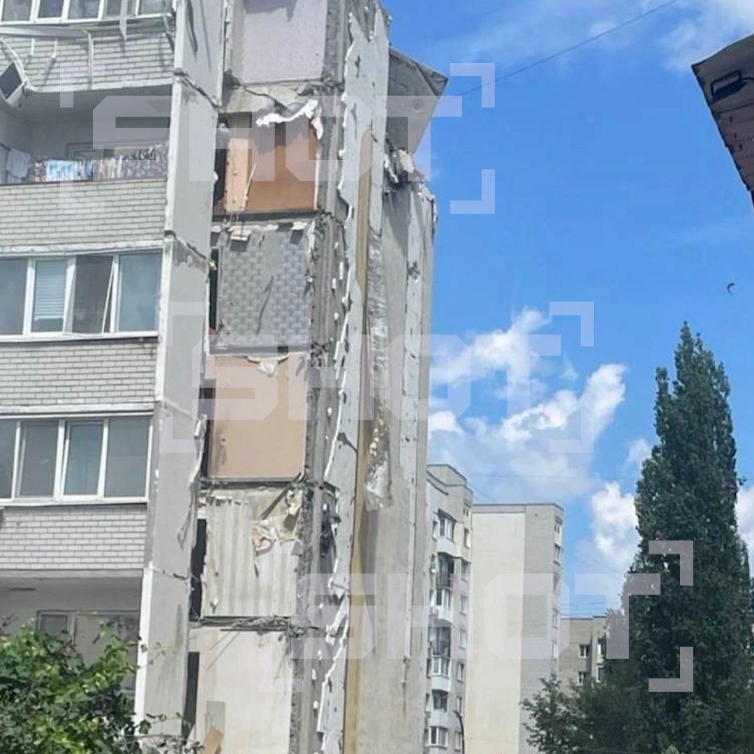 Взрыв газа — предварительная причина ЧП в саратовской десятиэтажке на улице Блинова По данным SHOT, погибло два человека. Число пострадавших уточняется.