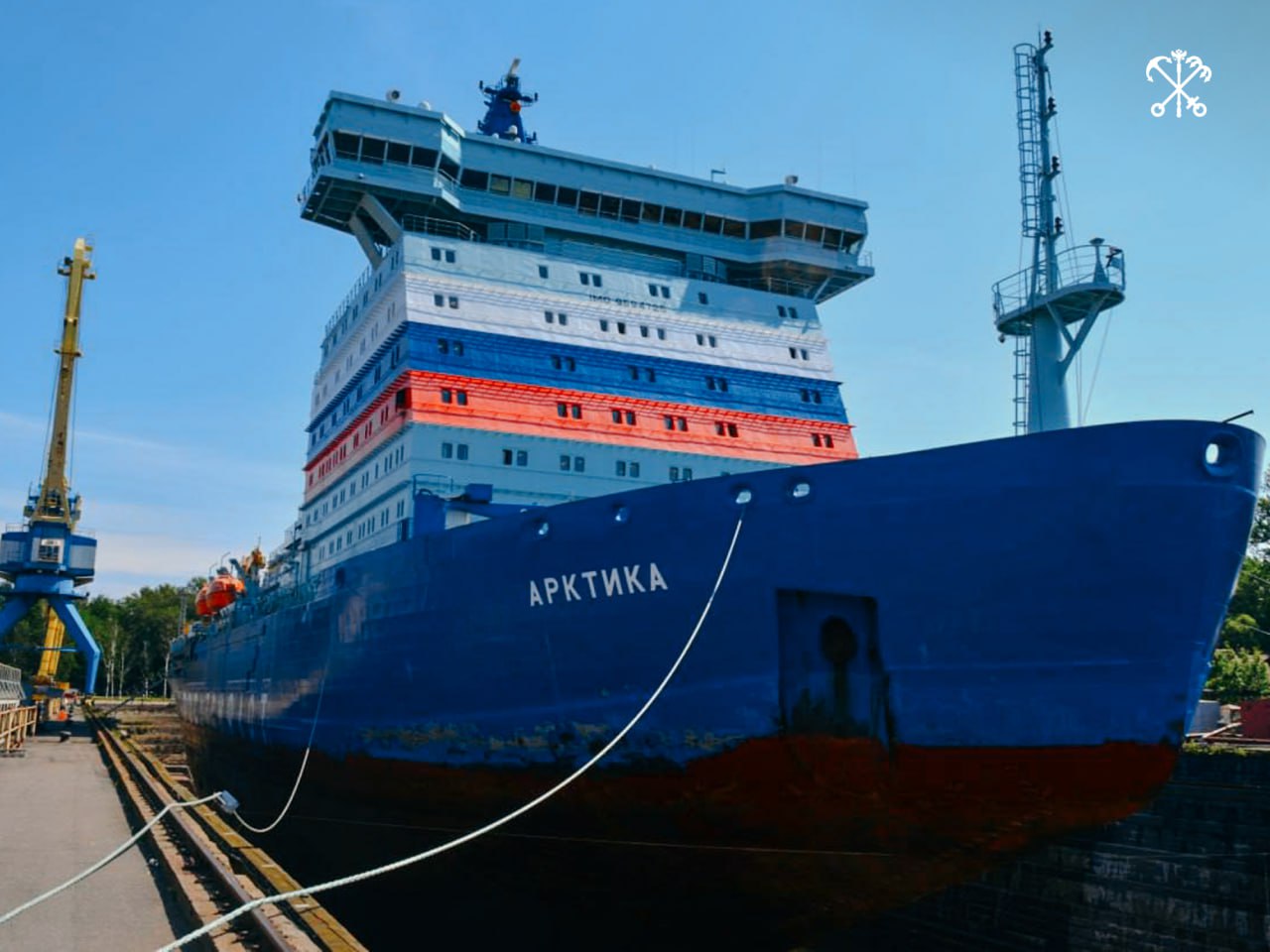 На Кронштадтском морском заводе началось плановое техобслуживание атомного ледокола «Арктика». Судно завели в сухой док имени П. И. Велещинского — крупнейший в России. Здесь атомоход обследуют — проведут диагностику подводной части корпуса, проверят рулевое устройство и валопроводы, а также восстановят антикоррозионное покрытие. «Арктика» — головное судно проекта 22220. Его построили на Балтийском заводе в Петербурге. Атомоходы проекта являются самыми большими и мощными ледоколами в мире. Они обеспечивают круглогодичную работу Северного морского пути, помогают стране осваивать и развивать полярный регион.