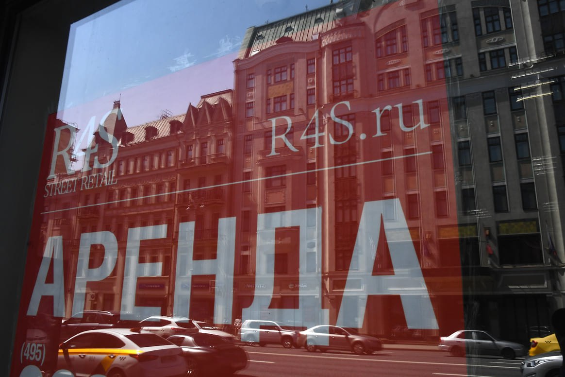 Средняя ставка аренды в формате light industrial в Петербурге выросла на 4%  В первом полугодии 2025 года ставка аренды на light industrial в Петербурге выросла на 4%  до 11,9 тыс. руб./кв. м , а цена продажи — на 5%  до 105 тыс. руб./кв. м . По данным NF Group от 4 августа, Илья Князев отметил устойчивый интерес к формату, спрос формируют производственные компании и дистрибьюторы.  «Наибольший потенциал для развития сегмента — в пригородных зонах с хорошей транспортной доступностью, где можно реализовывать гибкие и технологичные проекты под реальные потребности бизнеса», — отметил господин Князев.  Фото: Анатолий Жданов, Коммерсантъ