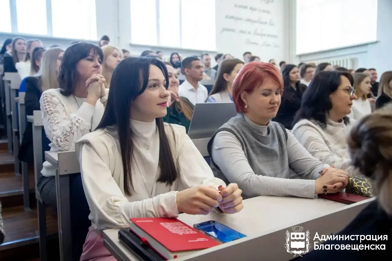 Благовещенской молодежи расскажут о плюсах государственной и муниципальной службы С 21 по 23 апреля в городе пройдет форум молодых государственных и муниципальных служащих К участию приглашаются муниципальные служащие до 35 лет студенты по специальности Государственное и муниципальное управление и Экономика и управление ученики 10 11 классов лидеры ученического самоуправления победители конкурсов Ученик года Большая перемена авторы проектов платформ Росмолодёжь Таврида АРТ Благодаря молодым управленцам с их свежим взглядом на привычные вещи и нестандартным мышлением можно найти самые эффективные решения для развития города Мы очень заинтересованы в привлечении молодых специалистов в команду администрации поэтому предлагаем различные меры поддержки в том числе арендные квартиры в рамках федеральной программы отметил первый заместитель мэра города Благовещенска Дмитрий Гумиров Участников ждут встречи с молодыми управленцами и руководителями практические занятия командные игры и экскурсия в администрацию В последний день форума для будущих чиновников пройдет защита собственных проектов Чтобы стать участником необходимо подать заявку до 17 00 17 апреля на почту gmc vibor mail ru Также нужно подписаться на группы организаторов ВКонтакте и Мах Более подробные условия вы можете найти в положении о форуме По вопросам участия можно обращаться Анна Шугаева 22 39 56 Юлия Хохлова 66 23 28