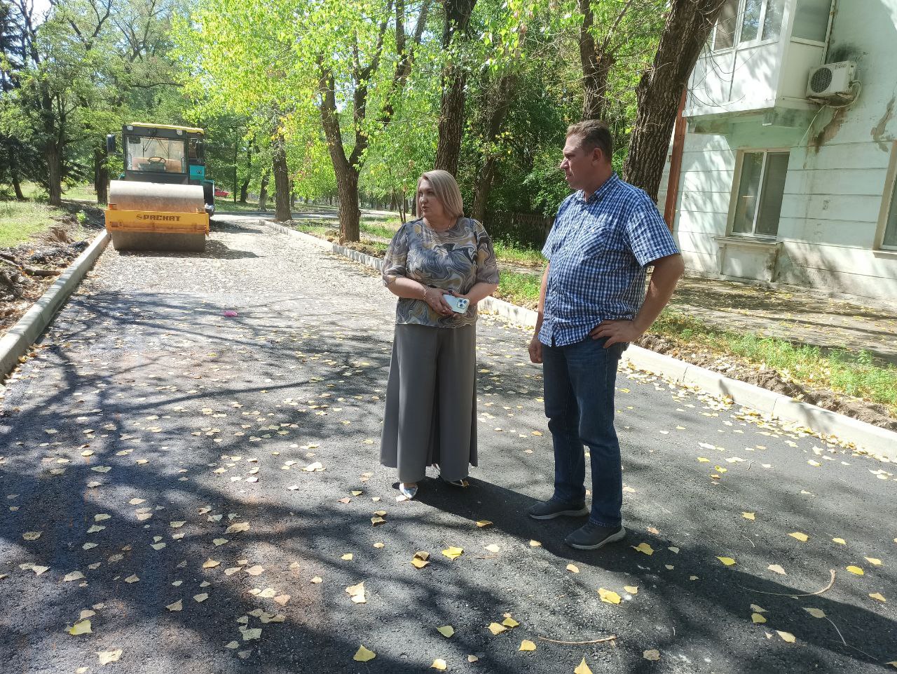Продолжаются ремонтные работы по улице Лихолетова шеф - регионом. Также приступили к ремонту дорожного покрытия по ул. Мира – протяженностью 0,4 км за счет муниципального бюджета. Глава городского округа Докучаевск Александр Качанов проверил ход выполнения ремонтных работ. Эти меры значительно улучшат транспортную доступность и комфорт для жителей города.  «Ремонт дорог – это важный шаг в восстановлении инфраструктуры региона. Качественные дороги облегчают передвижение, а также способствуют экономическому развитию и повышают безопасность дорожного движения», - считает Александр Качанов.  Всего в Республике с 2022 года отремонтировали более полутора тысяч километров дорог. Глава ДНР Денис Пушилин достиг договоренность на федеральном уровне - в 2025 году будет построено всего более 800 км дорог вместо изначально запланированных 450 км. Эти усилия направлены на создание комфортной и современной инфраструктуры для всех жителей Донбасса.  #Возрождаем_Донбасс_вместе