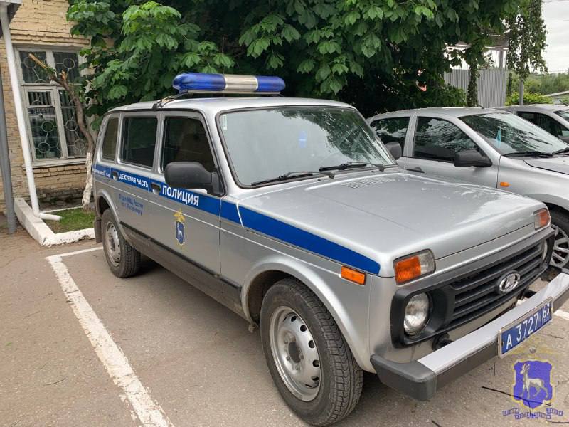 В дежурную часть Отдела МВД России по городу Жигулёвску обратился местный житель 1971 года рождения с заявлением о хищении сотового телефона. Материальный ущерб потерпевший оценил на сумму более 4 000 рублей. Из опроса заявителя полицейские выяснили, что потерпевший находился в одной из сетевых аптек на улице Мира, где совершал покупки. Оплатив купленные медикаменты, мужчина сложил покупки в пакет, а смартфон оставил возле кассы на полке. Отойдя недалеко от торговой точки, вспомнил, что оставил на витрине гаджет, но вернувшись обратно, не обнаружил его. Потерпевший попытался дозвониться на свой сотовый, но тот был уже отключен, и мужчина обратился за помощью в полицию. Подробнее…