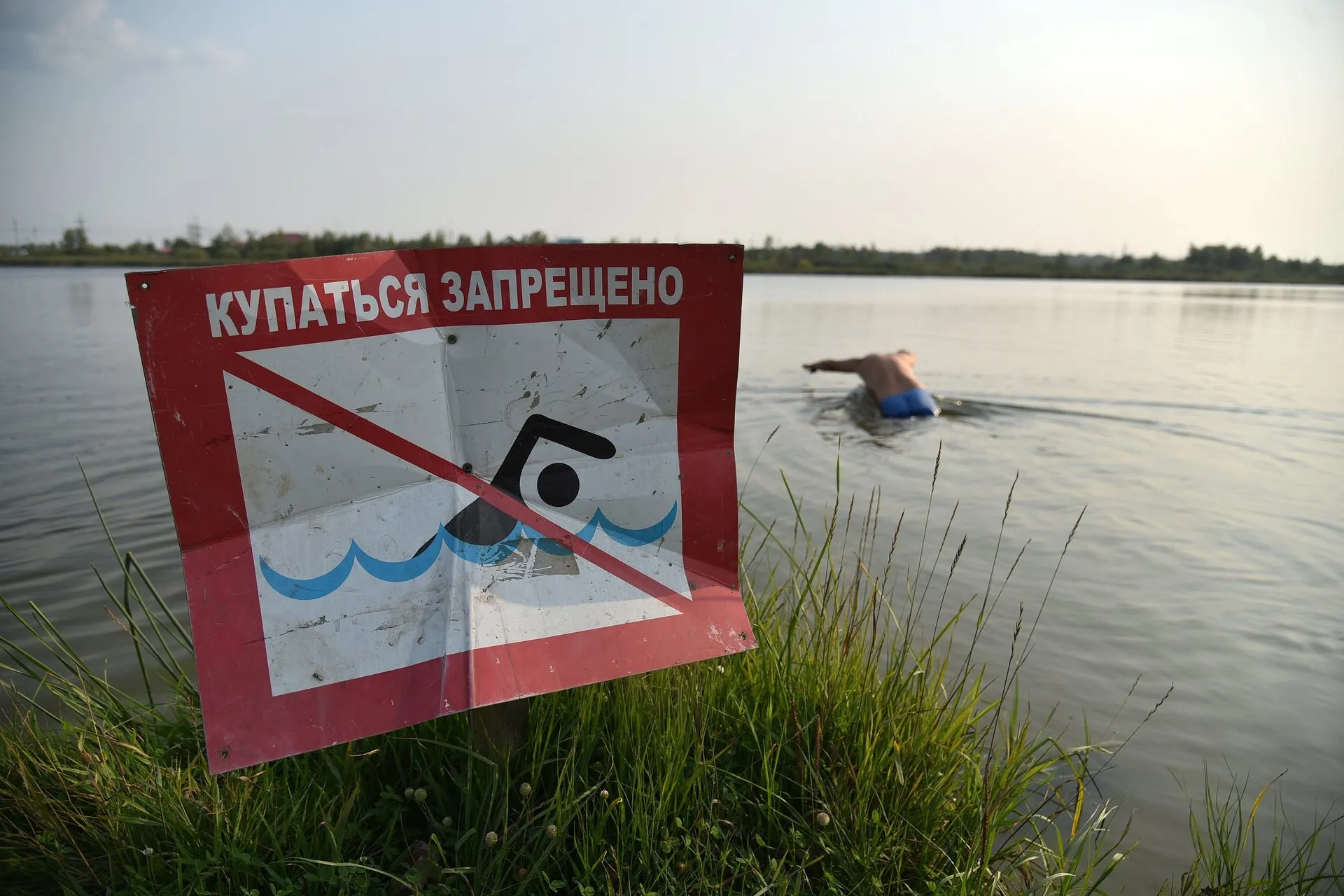 Власти Челябинска запретили горожанам купаться в 34 местах Это шесть локаций на озере Смолино пять на Шершневском водохранилище включая пляж Белый парус озера Синеглазово и Исаково река Миасс карьеры в Городском бору и парке имени Гагарина Карпов пруд и пруд Девичьи слезы и др Подробности опубликованы на сайте мэрии Администрация предписала установить во всех утвержденных местах знаки запрещающие купание